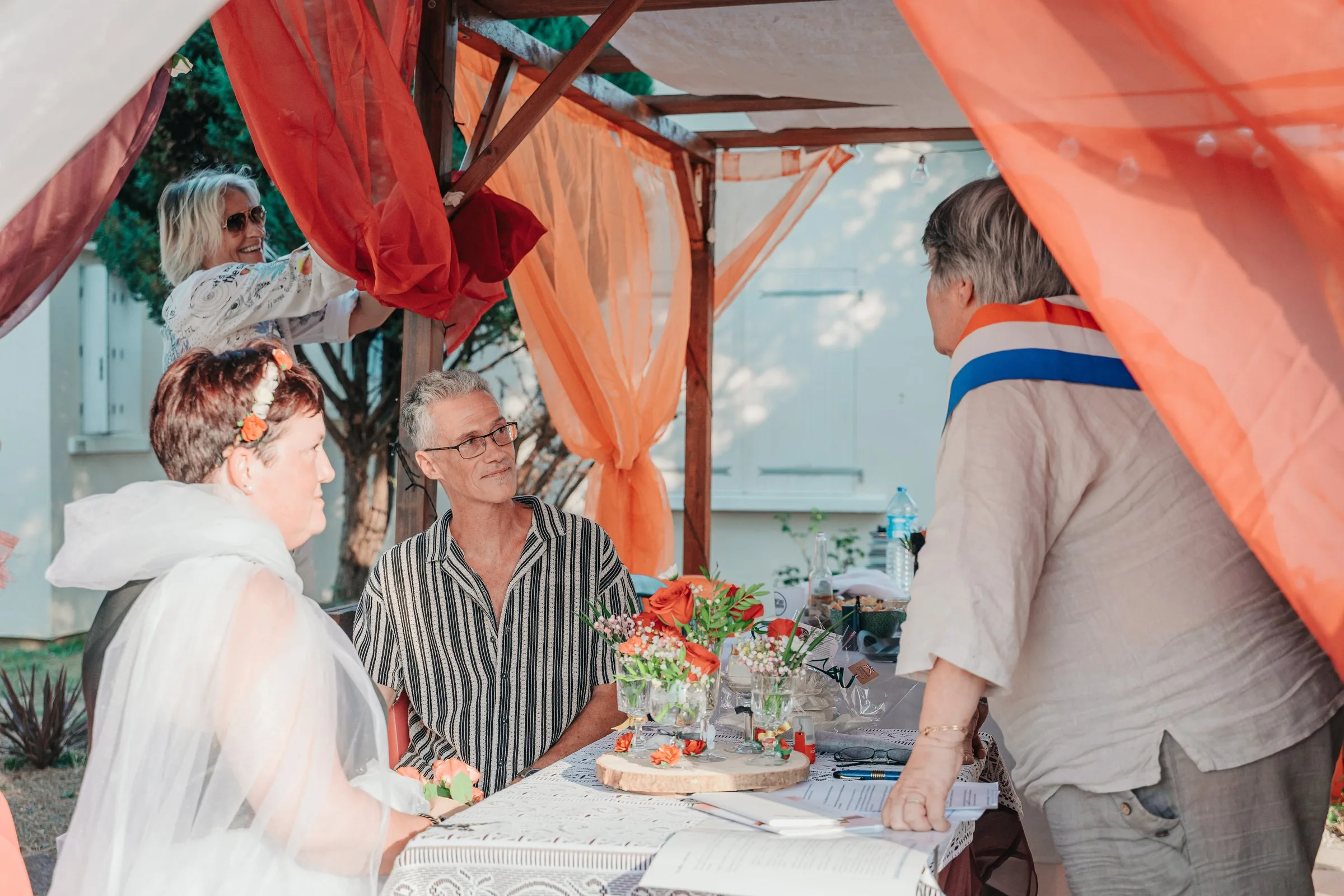 Les mariés face à l’officiante, à la table de cérémonie