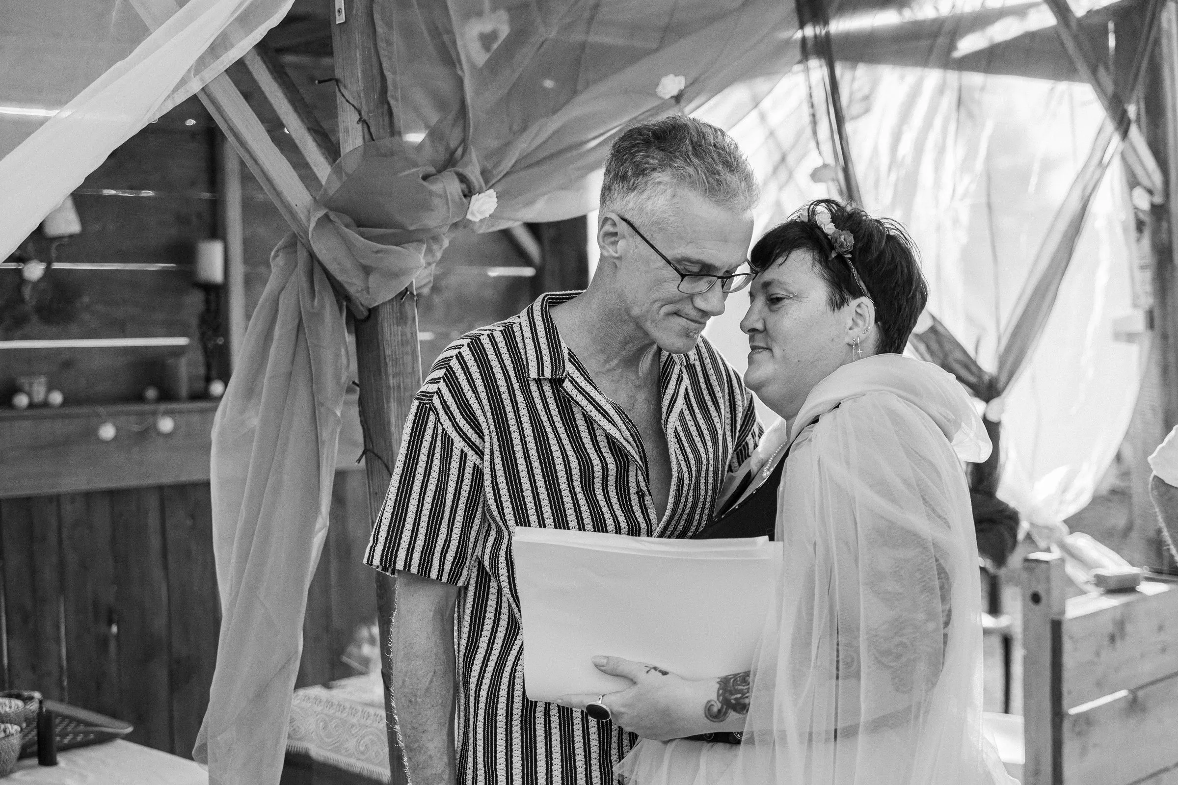 Les mariés lisent leurs mots, en noir et blanc