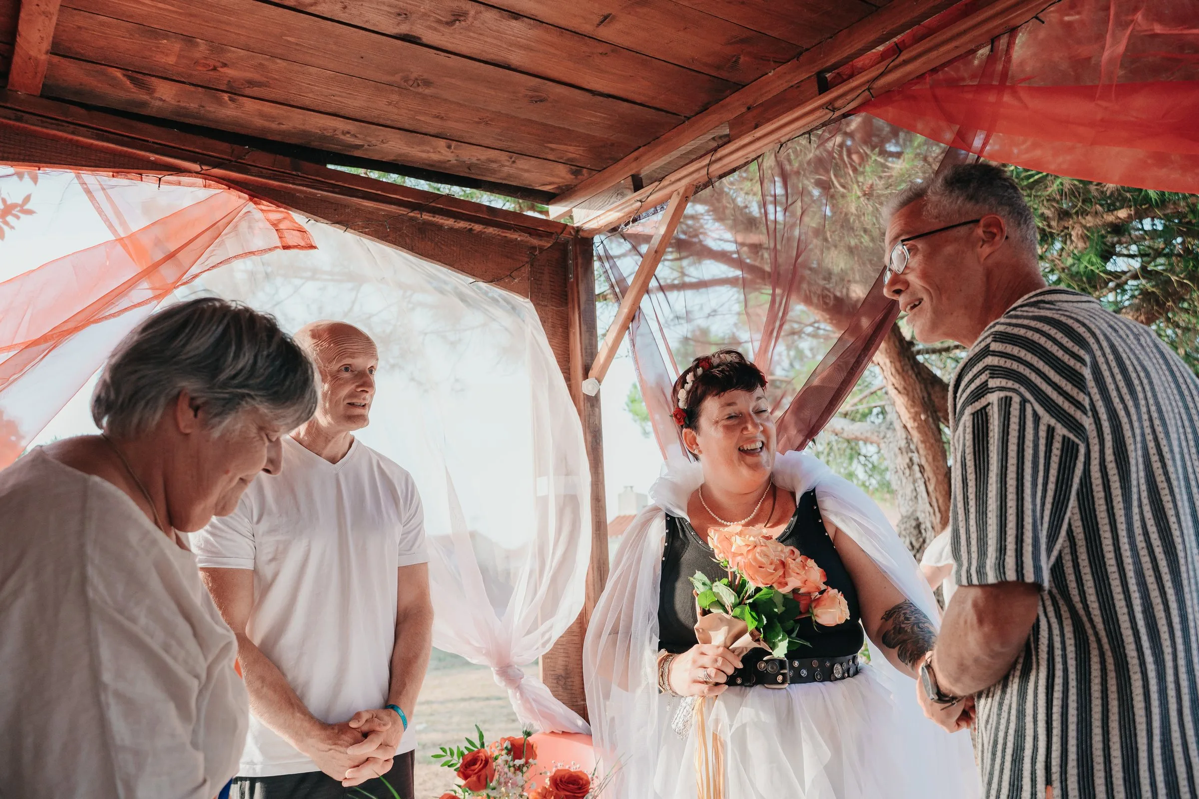 Les mariés et leurs témoins sous la pergola