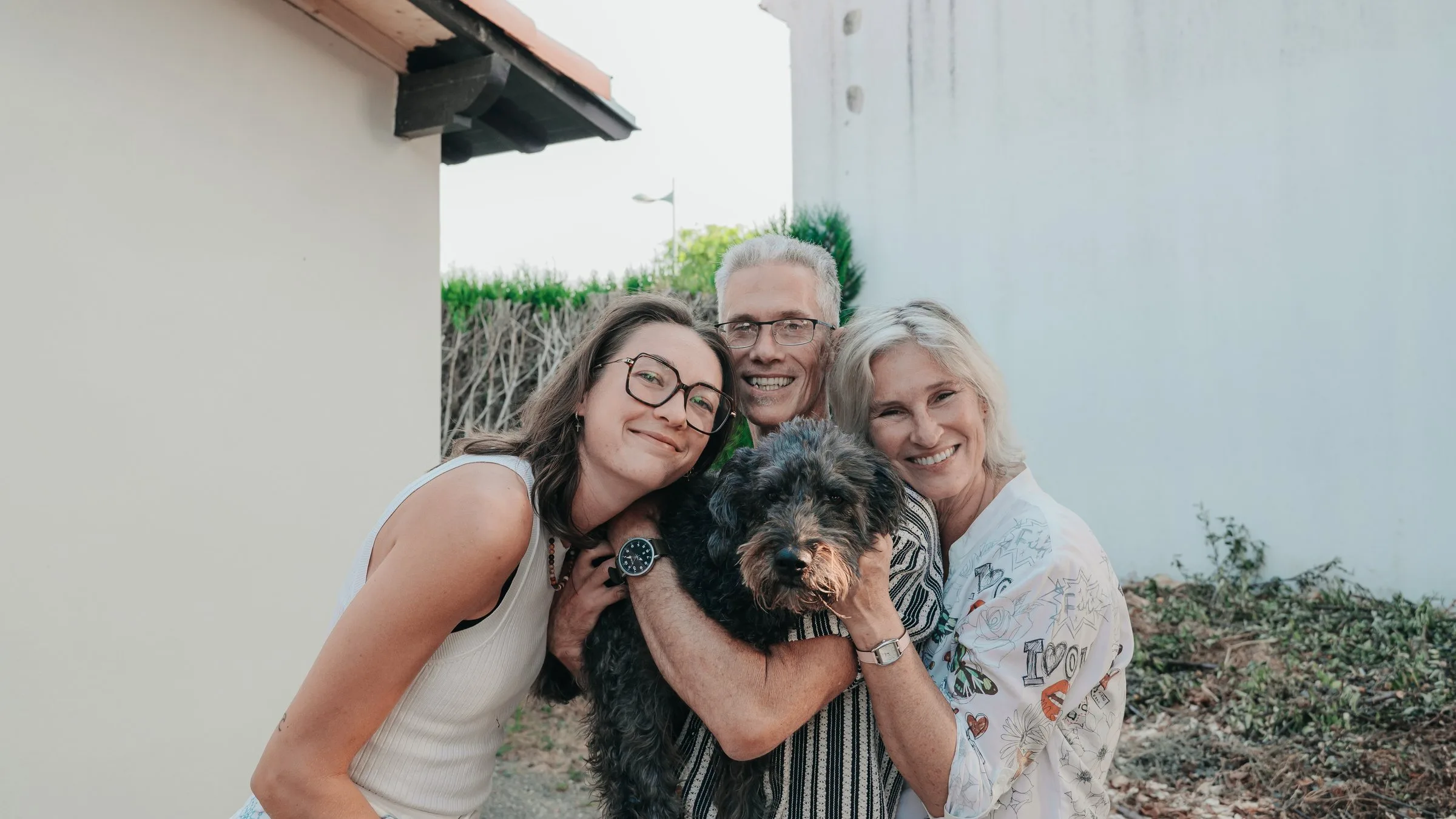 Photo de famille avec le chien dans le jardin
