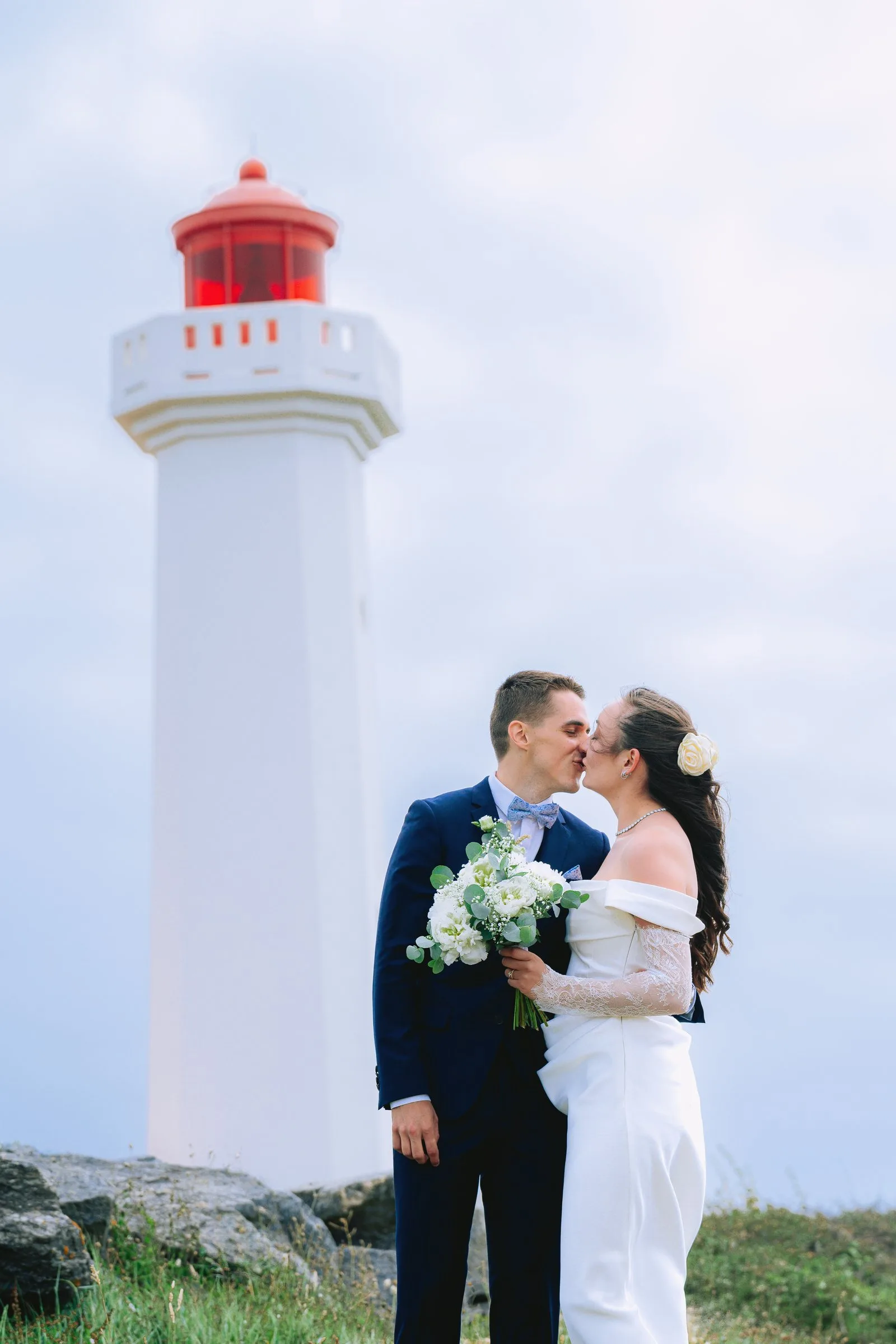 Baiser des mariés devant le phare