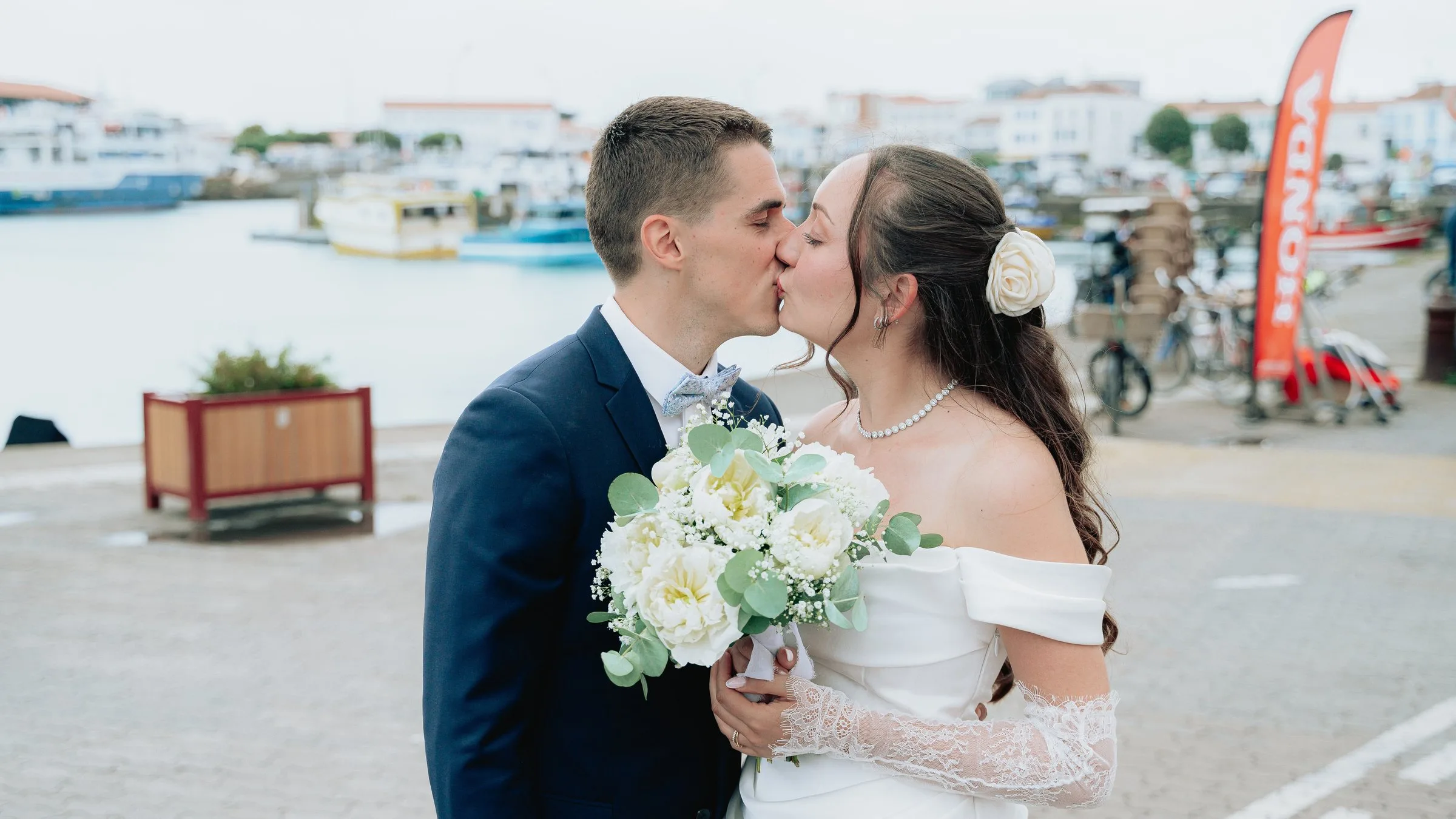 Baiser des mariés sur le port