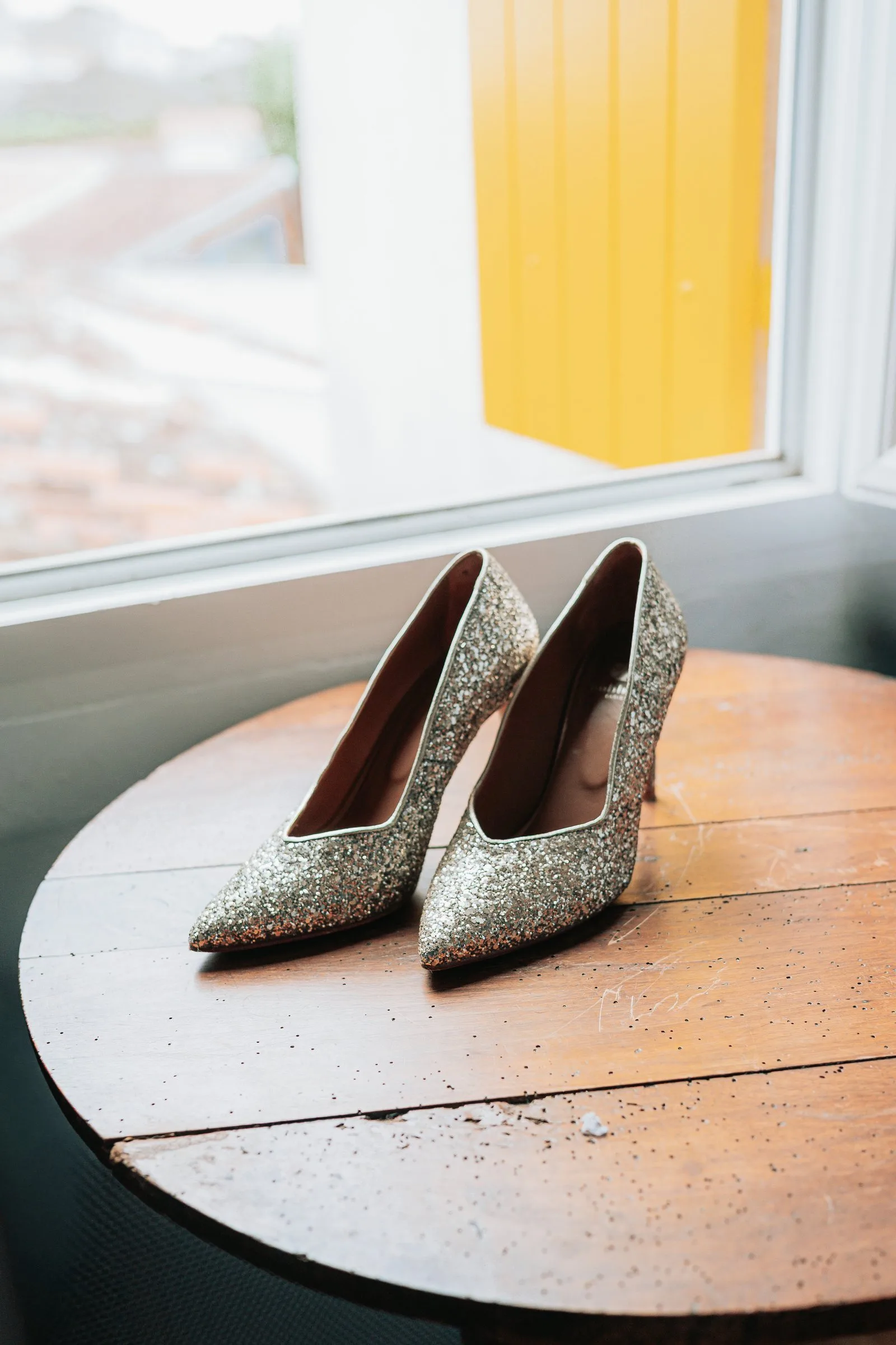 Chaussures de la mariée posées sur une table en bois