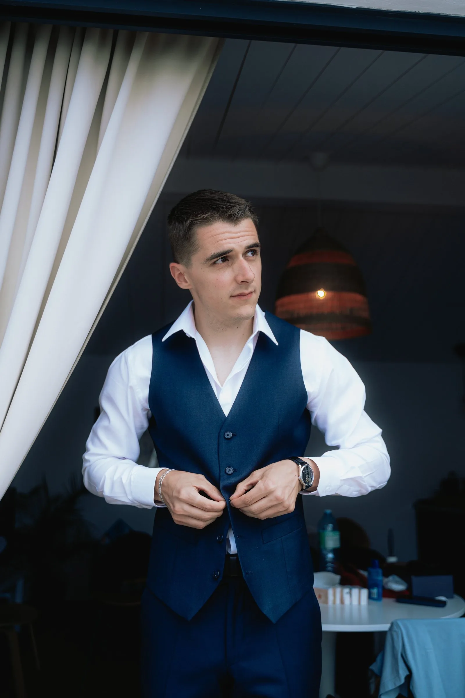 Le marié ajuste son gilet