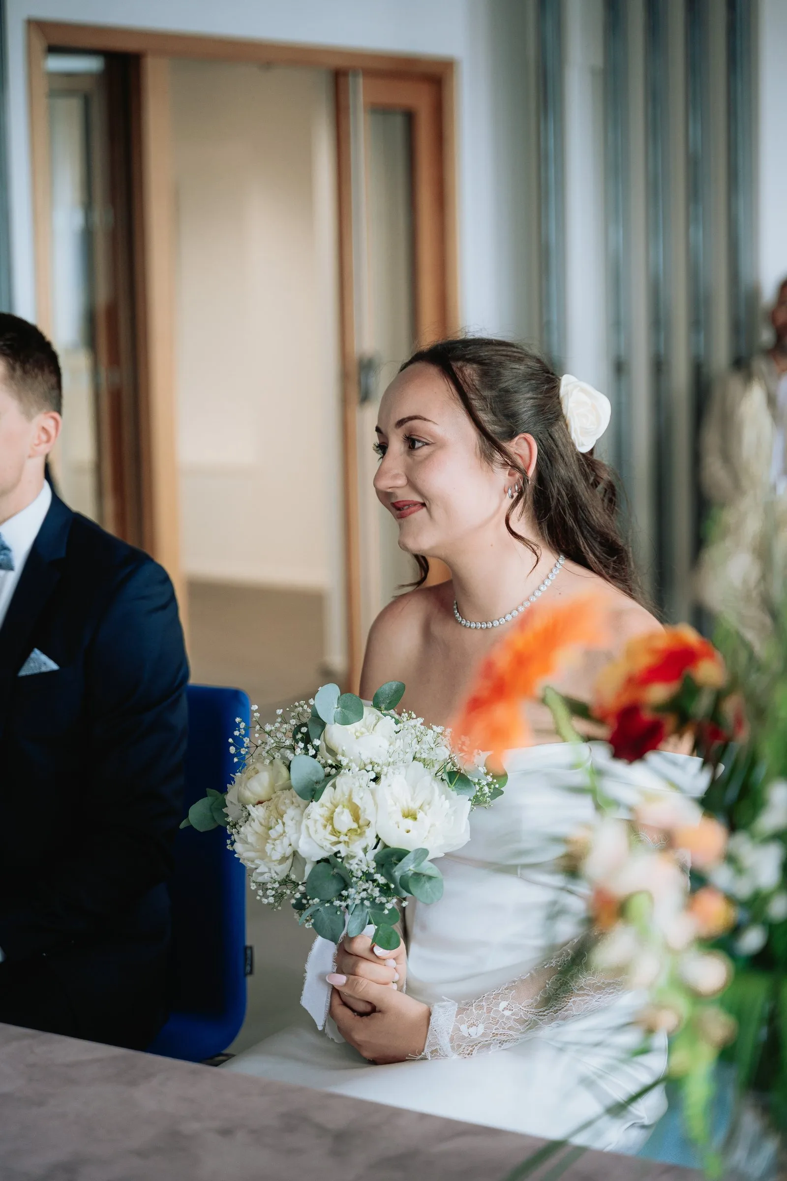 La mariée sourit pendant la cérémonie civile