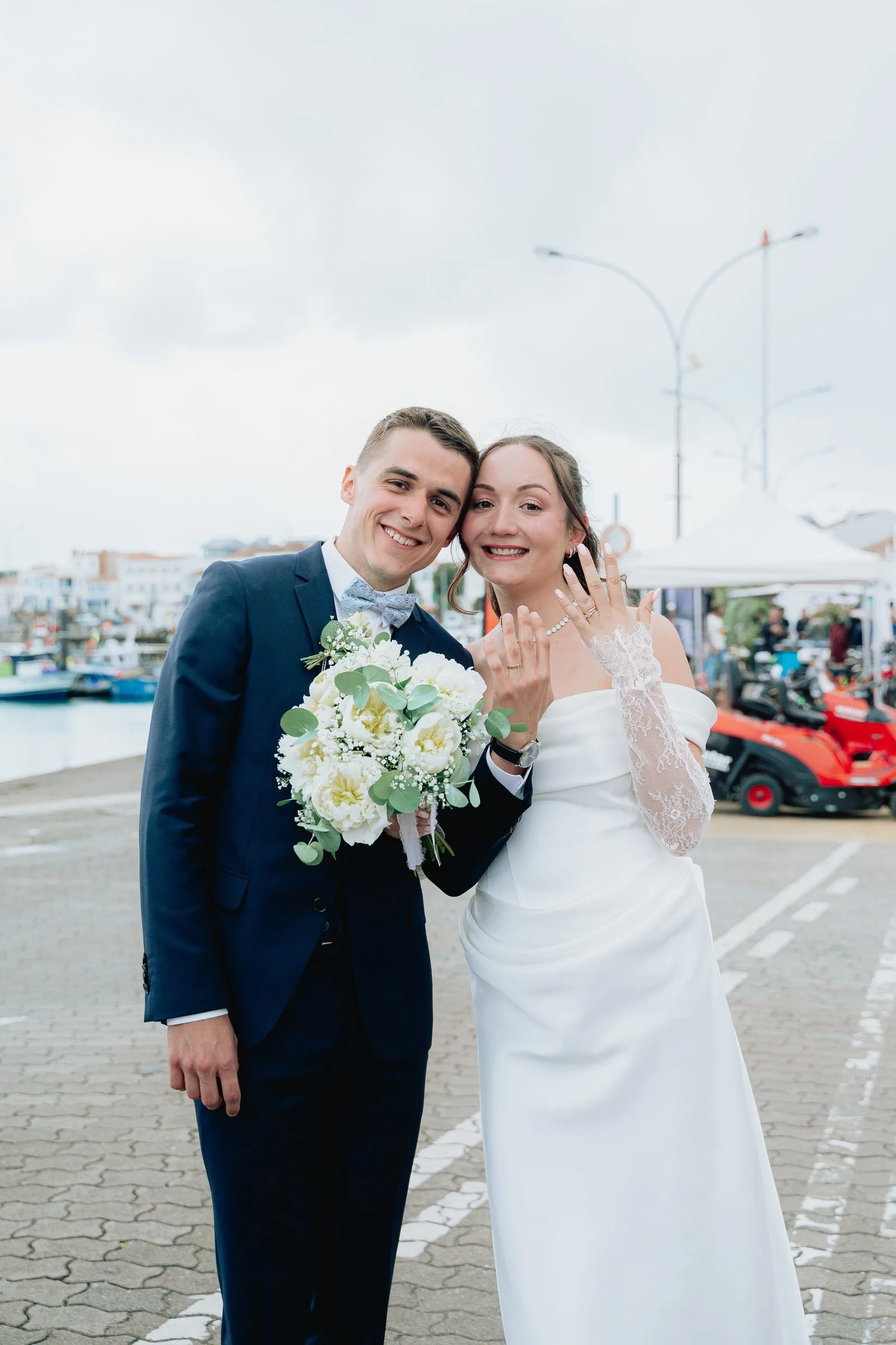 Les mariés enlacés sur le port