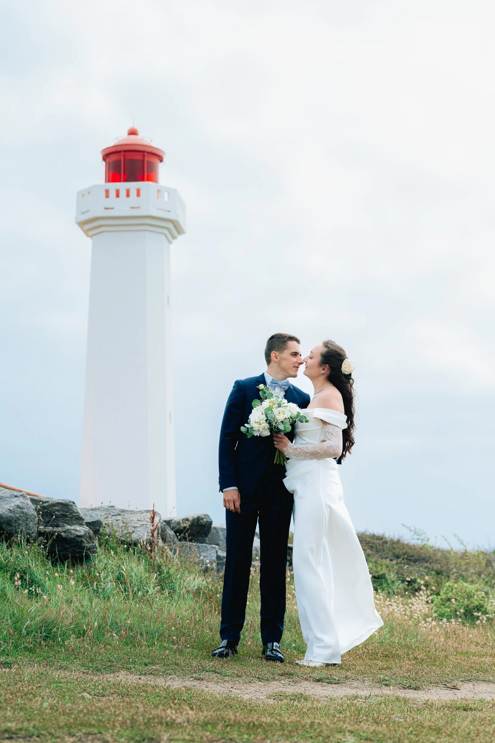 Les mariés au pied du phare