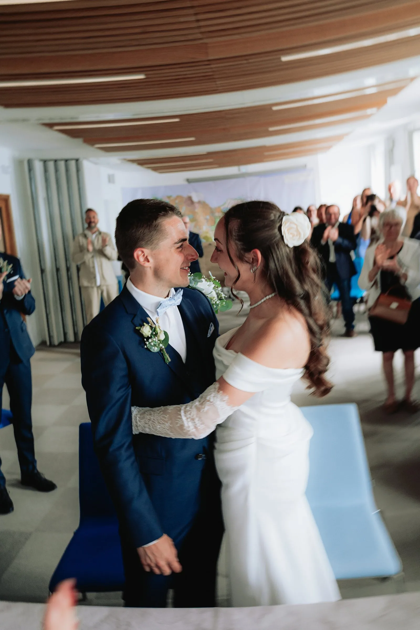 Les mariés s’enlacent dans la salle des mariages