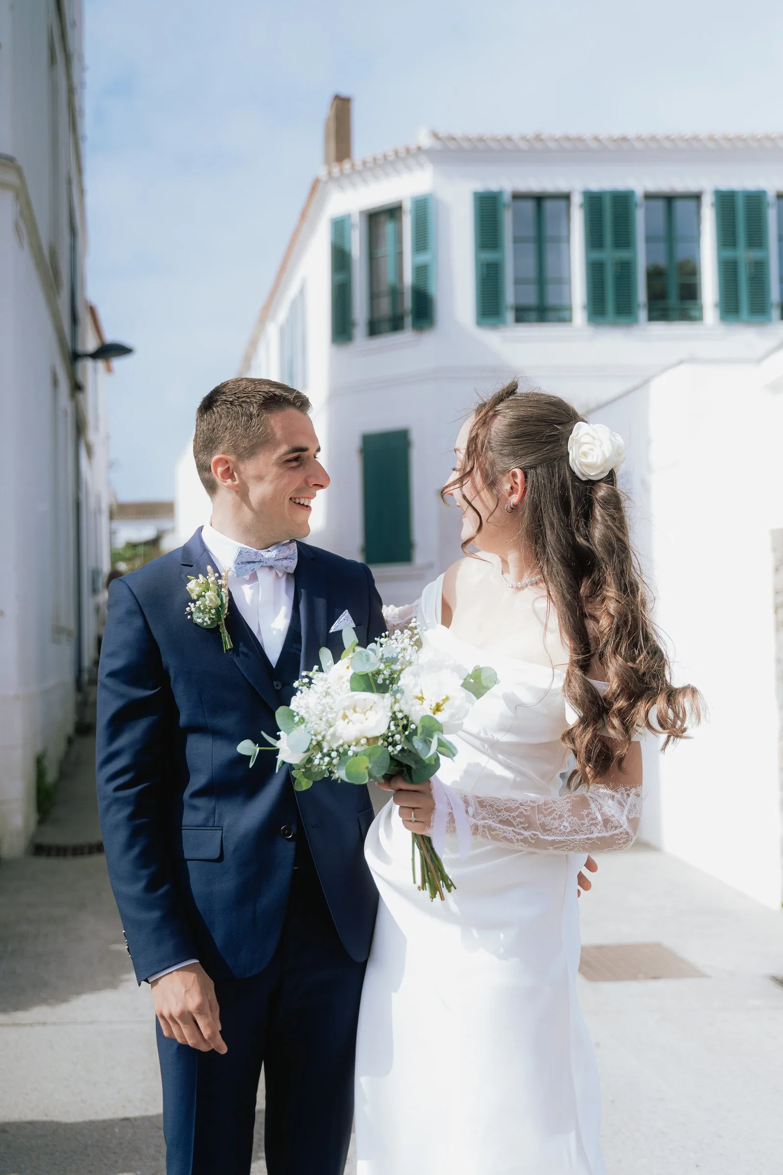 Premier regard des mariés devant la mairie