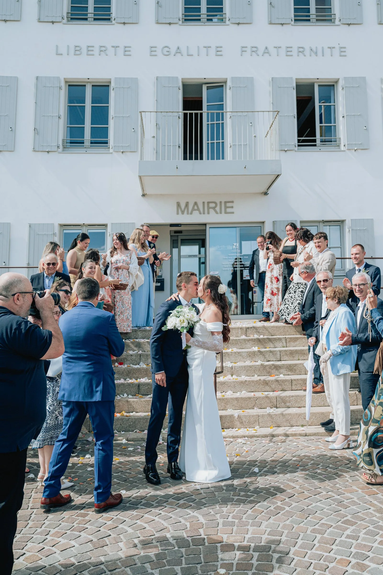Sortie des mariés sur les marches de la mairie