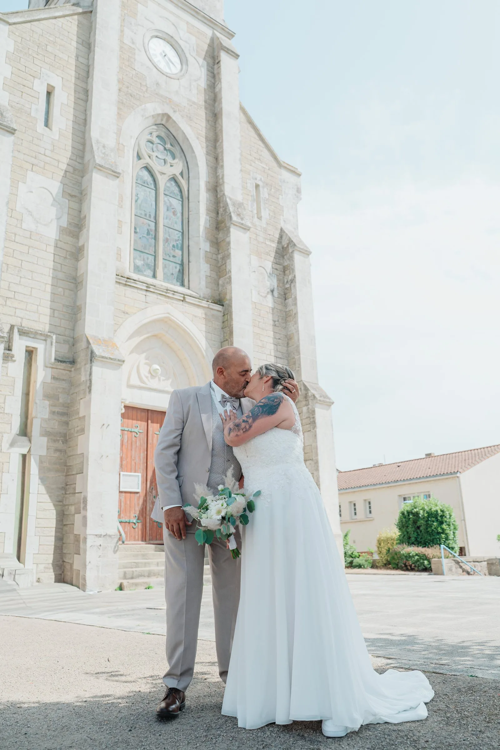 Baiser des mariés devant l’église