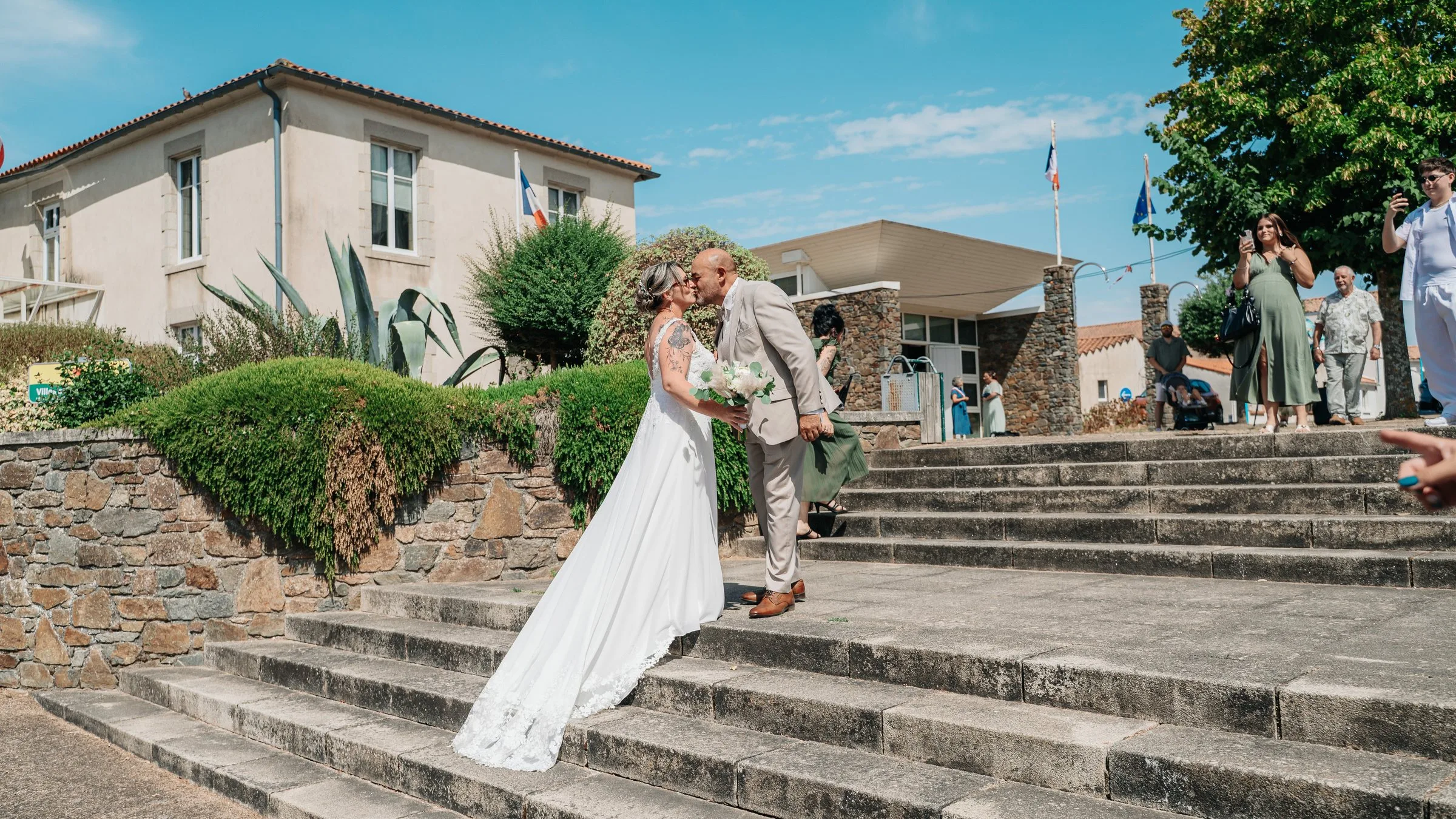 Baiser des mariés sur les marches de la mairie