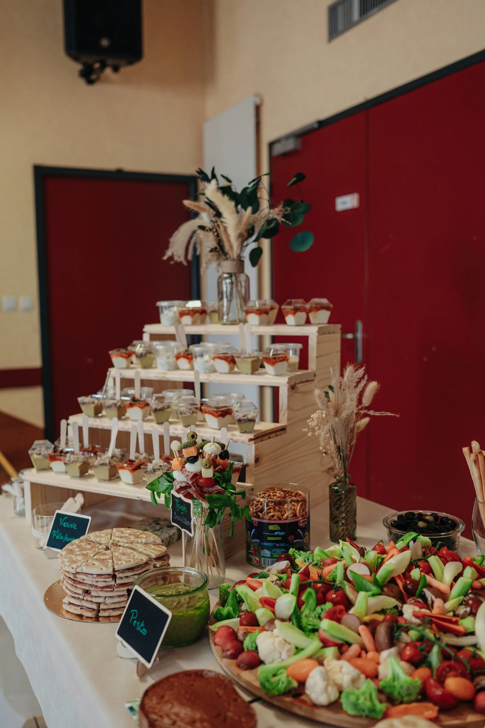 Le buffet du vin d’honneur et ses étagères de verrines