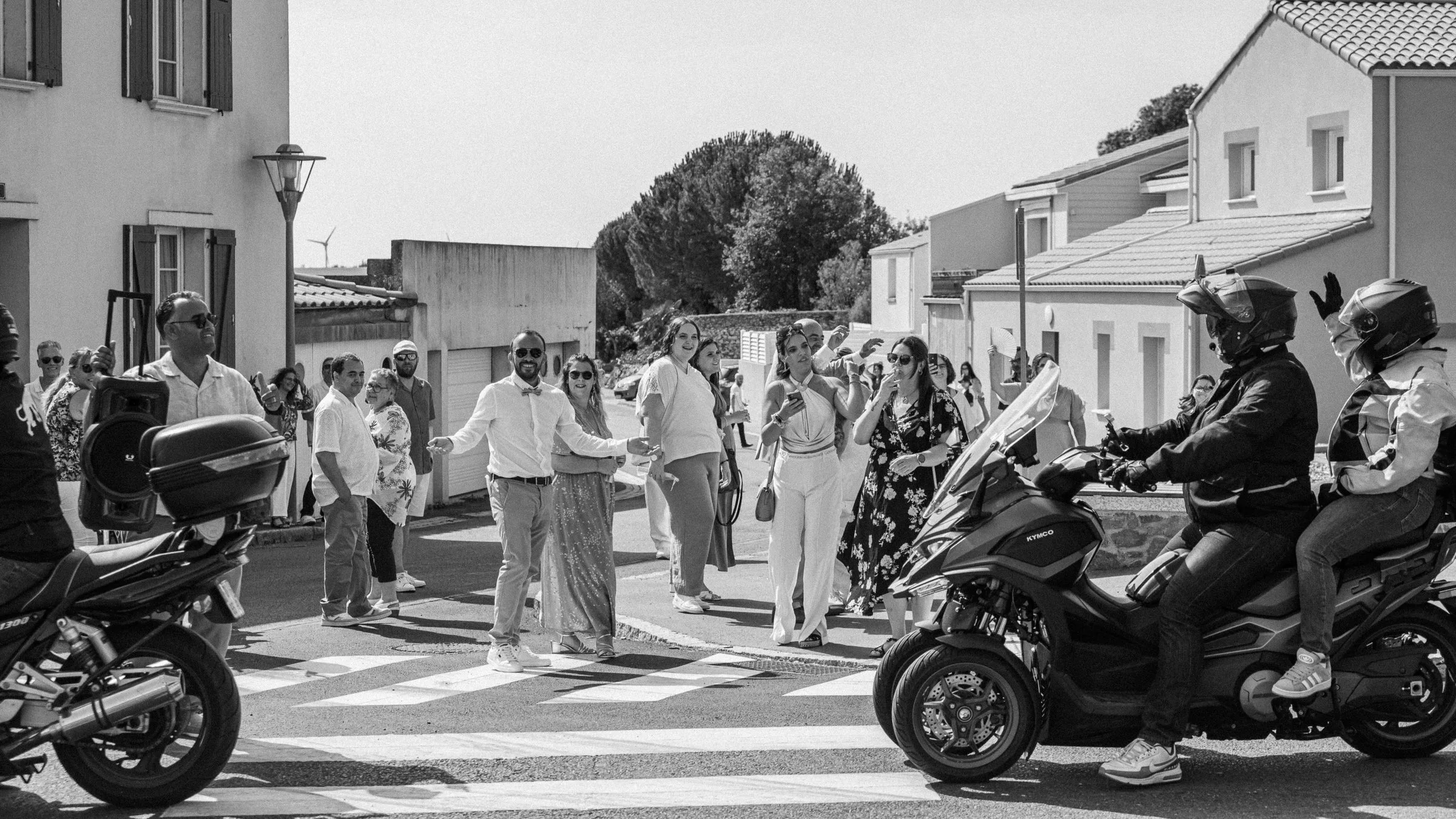 Le cortège en moto traverse le village, en noir et blanc