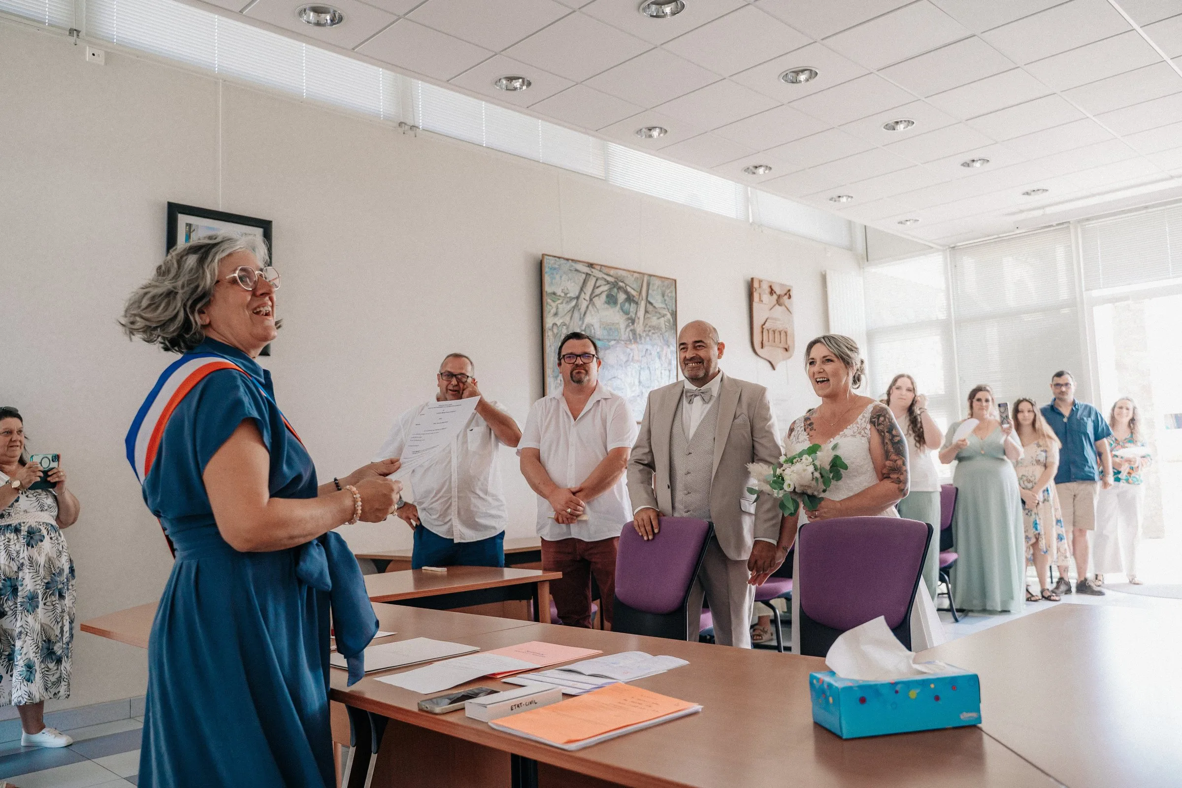 L’élue accueille les mariés dans la salle des mariages