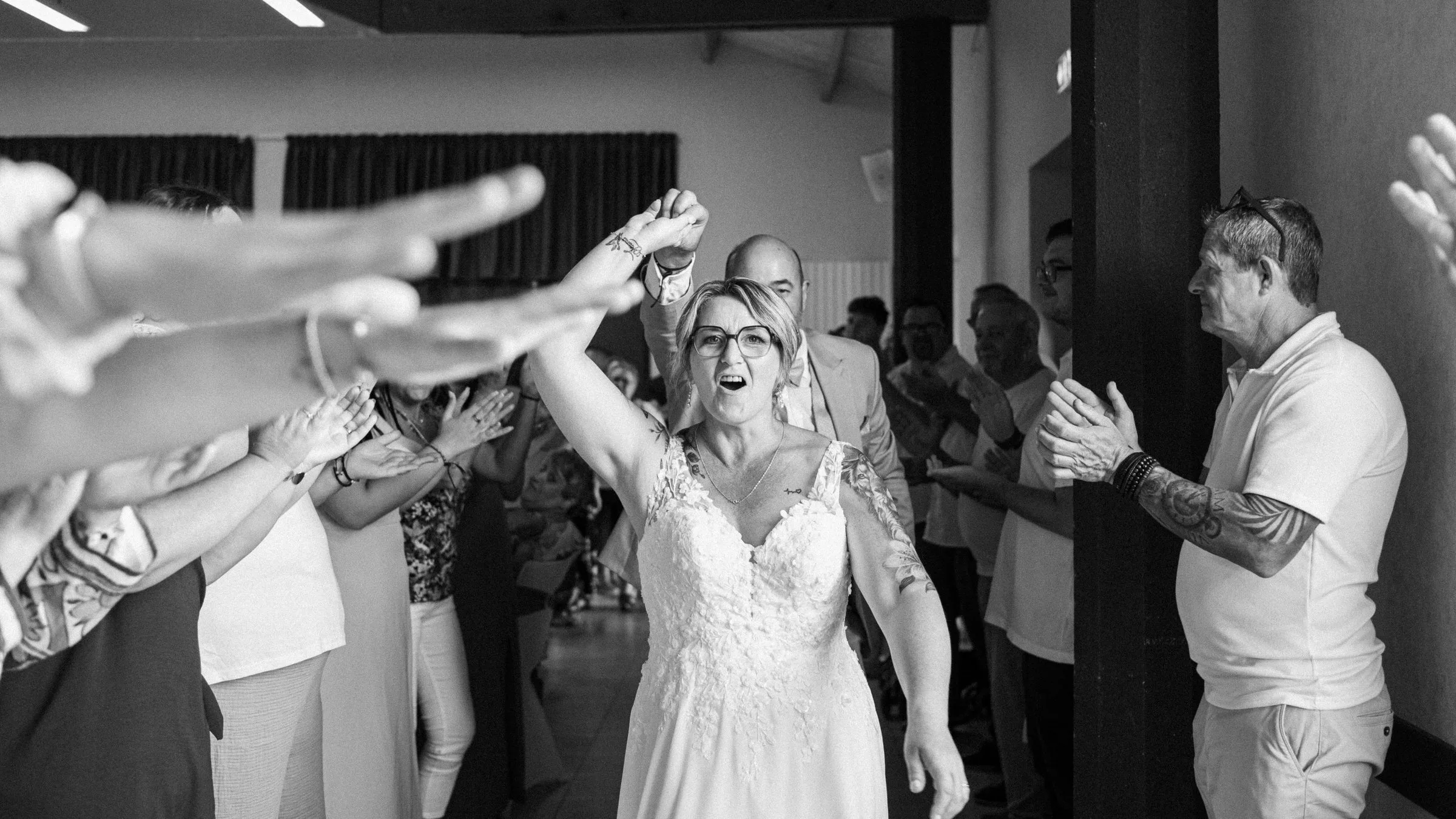 L’entrée de la mariée dans la salle, en noir et blanc