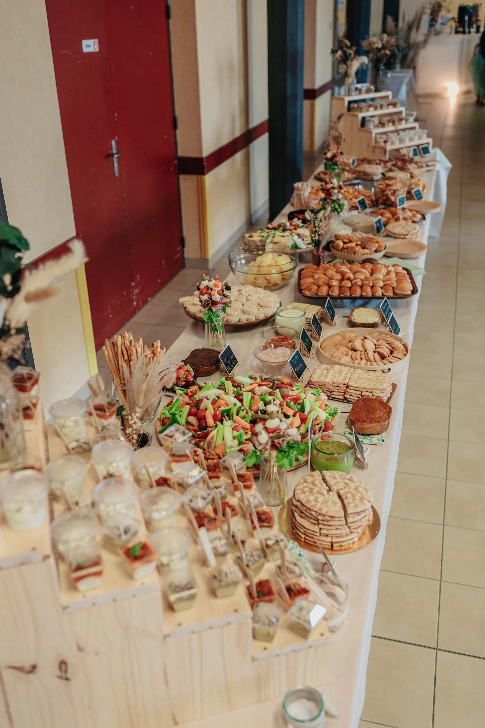 La longue table du buffet
