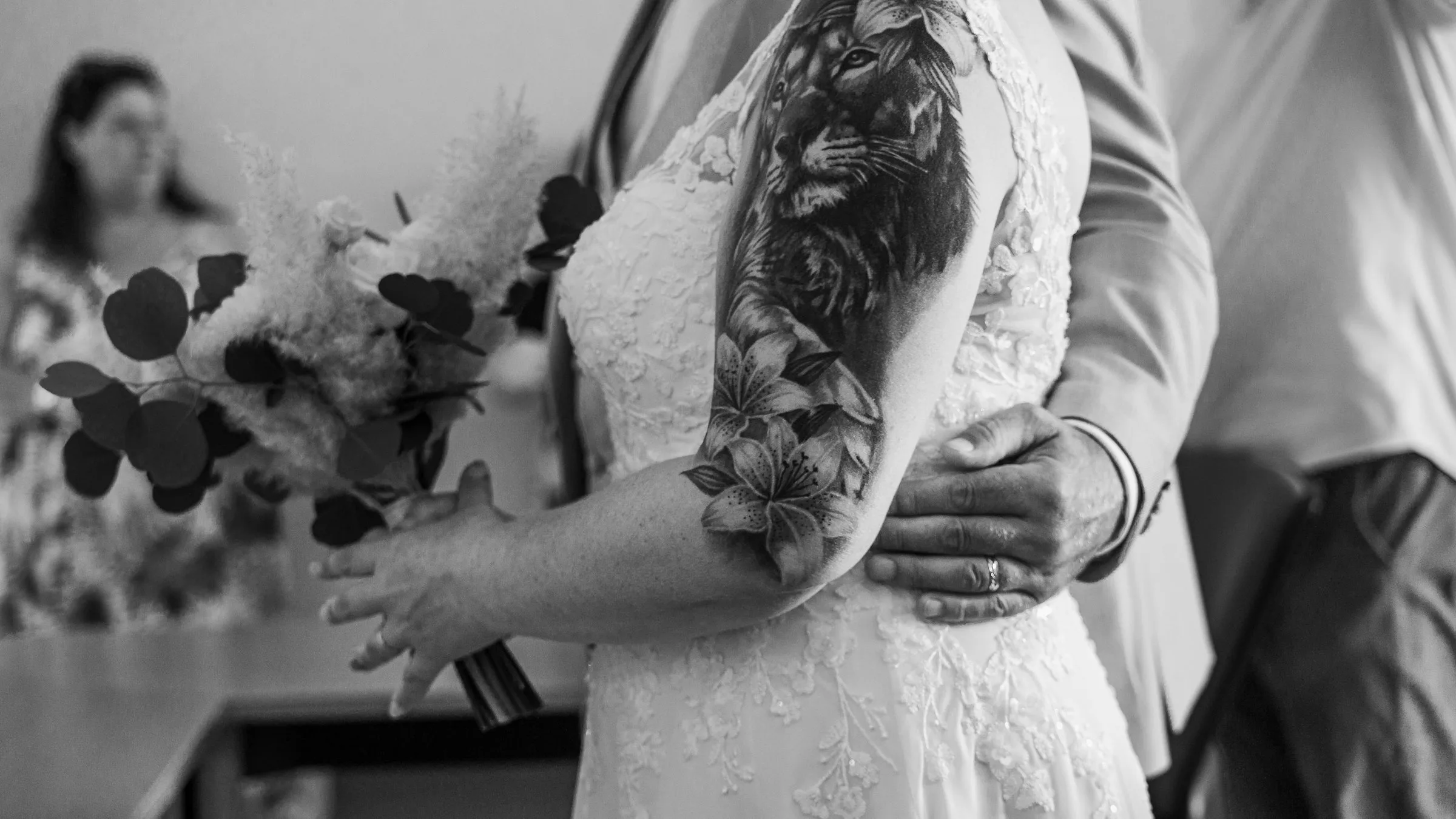 Mains des mariés, en noir et blanc