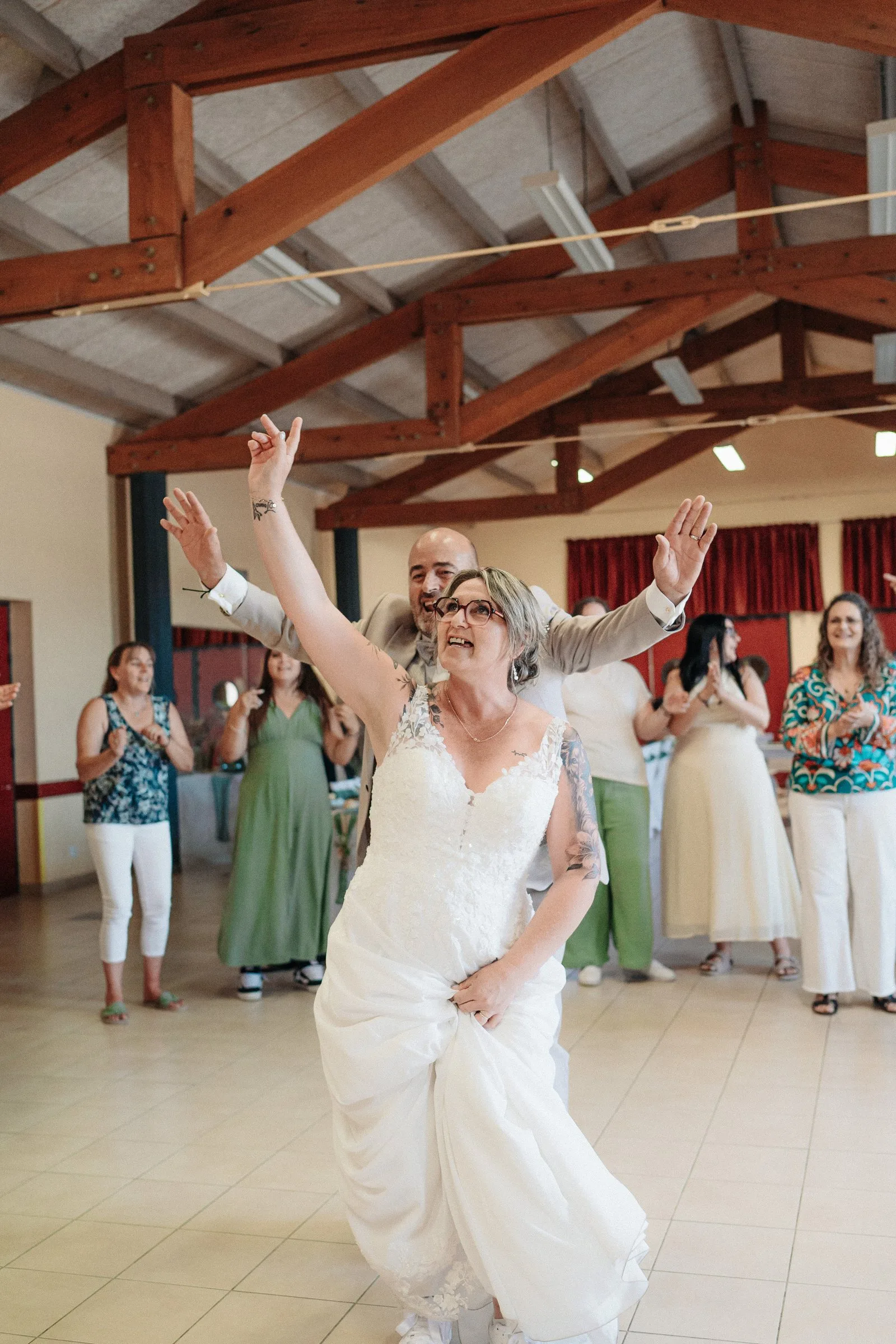 La mariée danse pendant la soirée