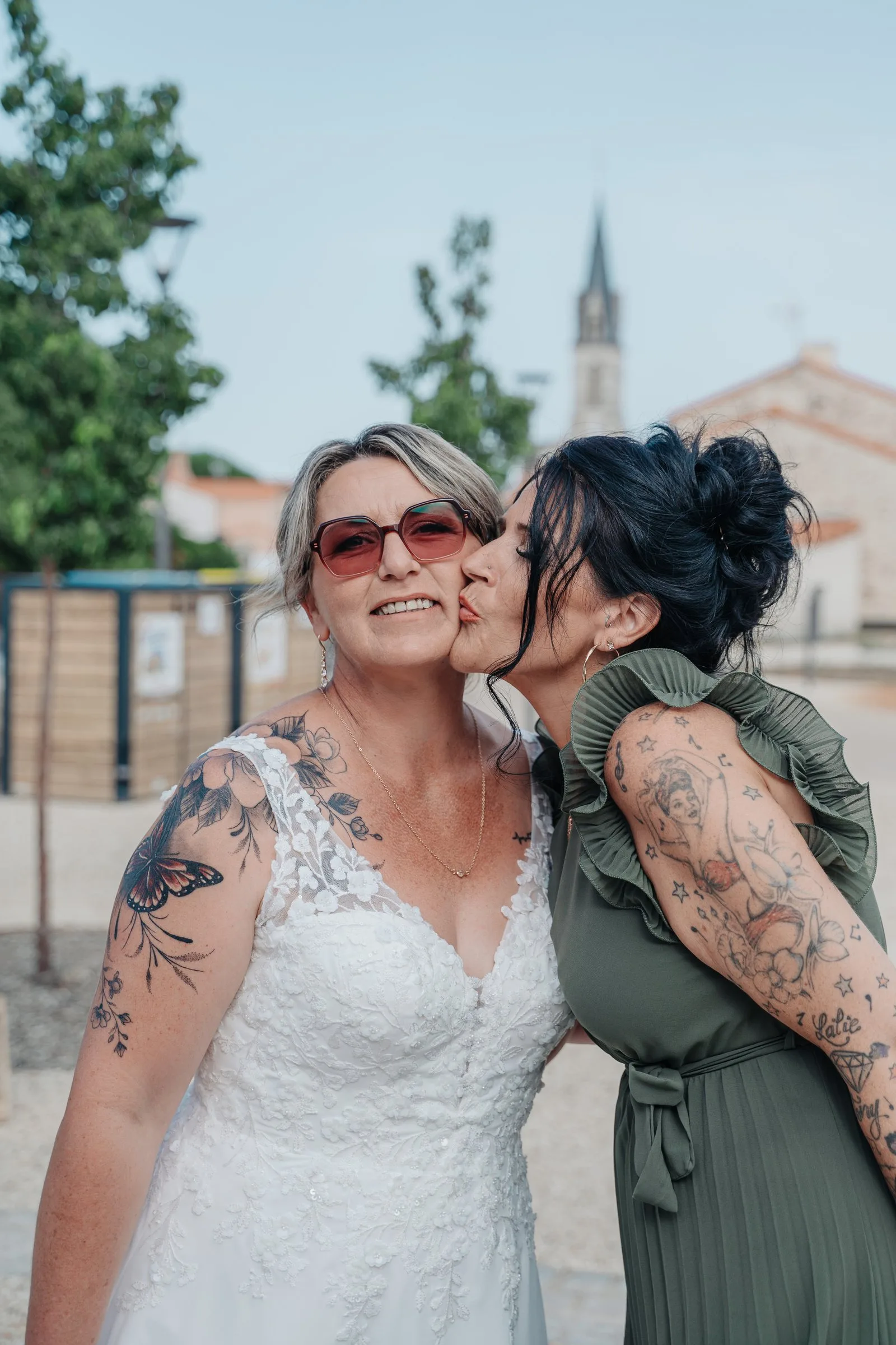 La mariée embrasse une amie