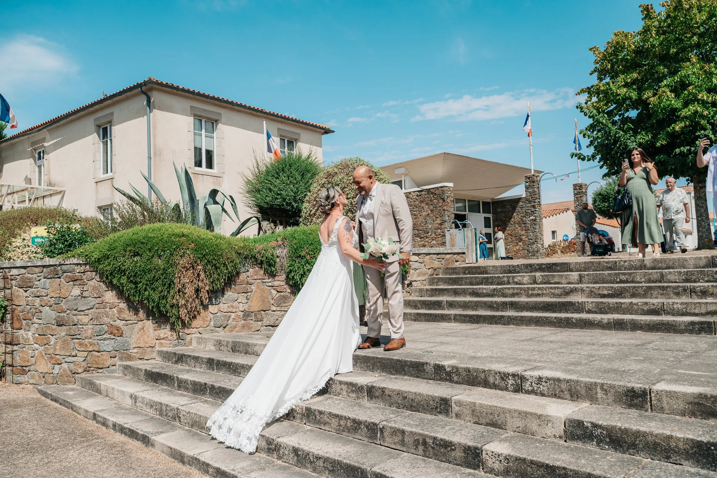La mariée monte les marches, voile au vent