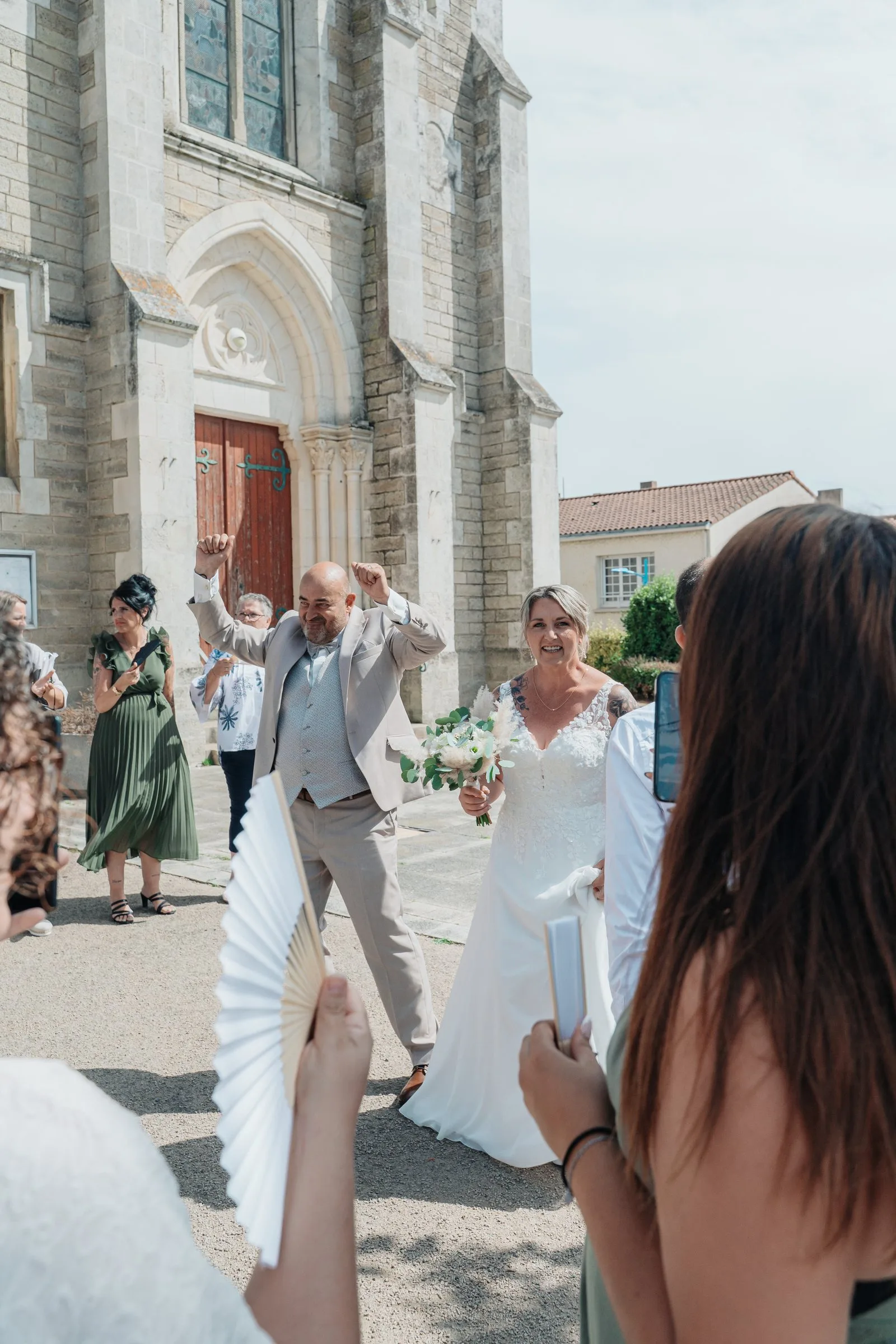Les mariés dansent sur le parvis de l’église