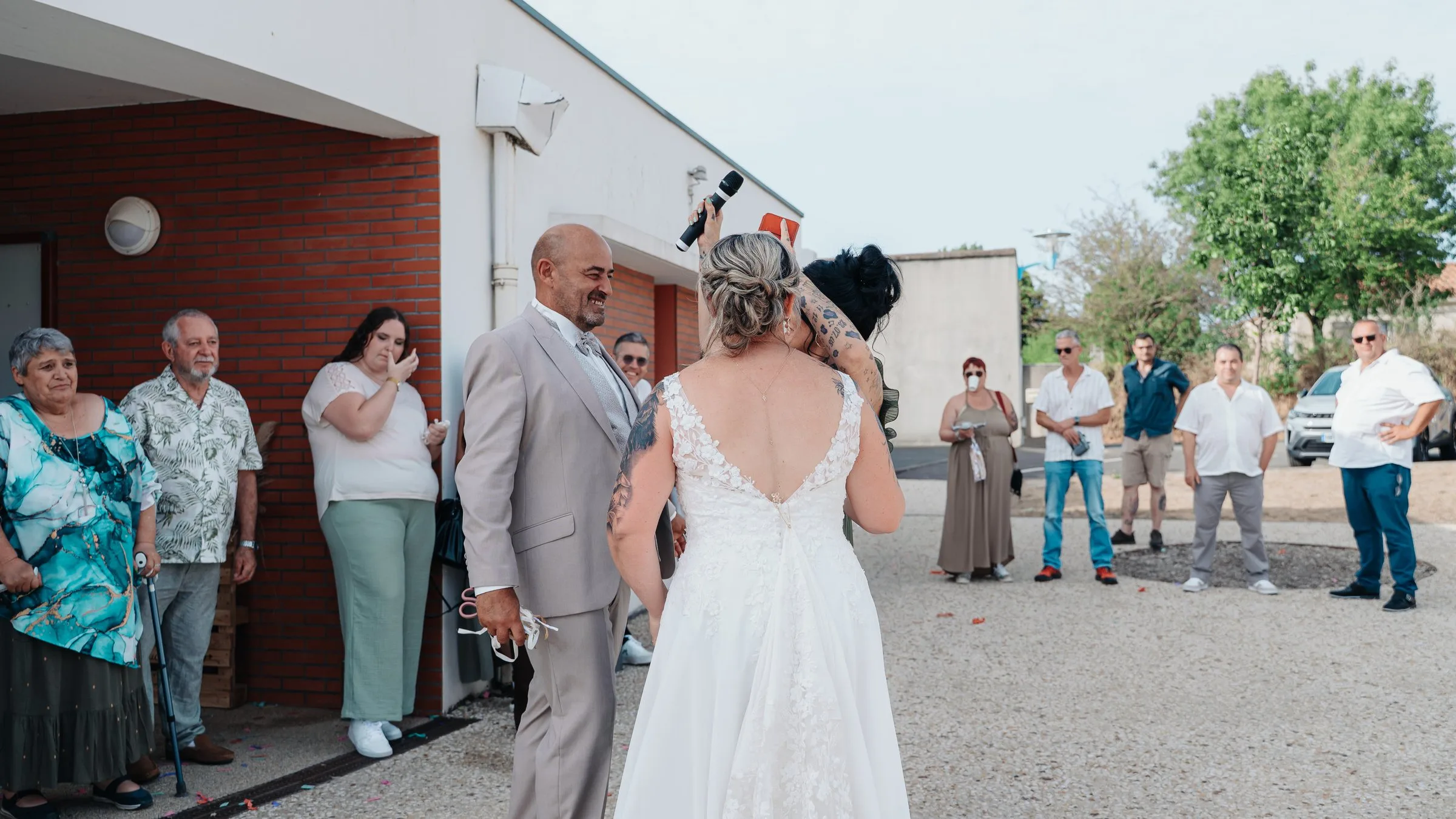 Les mariés, de dos, retrouvent leurs invités