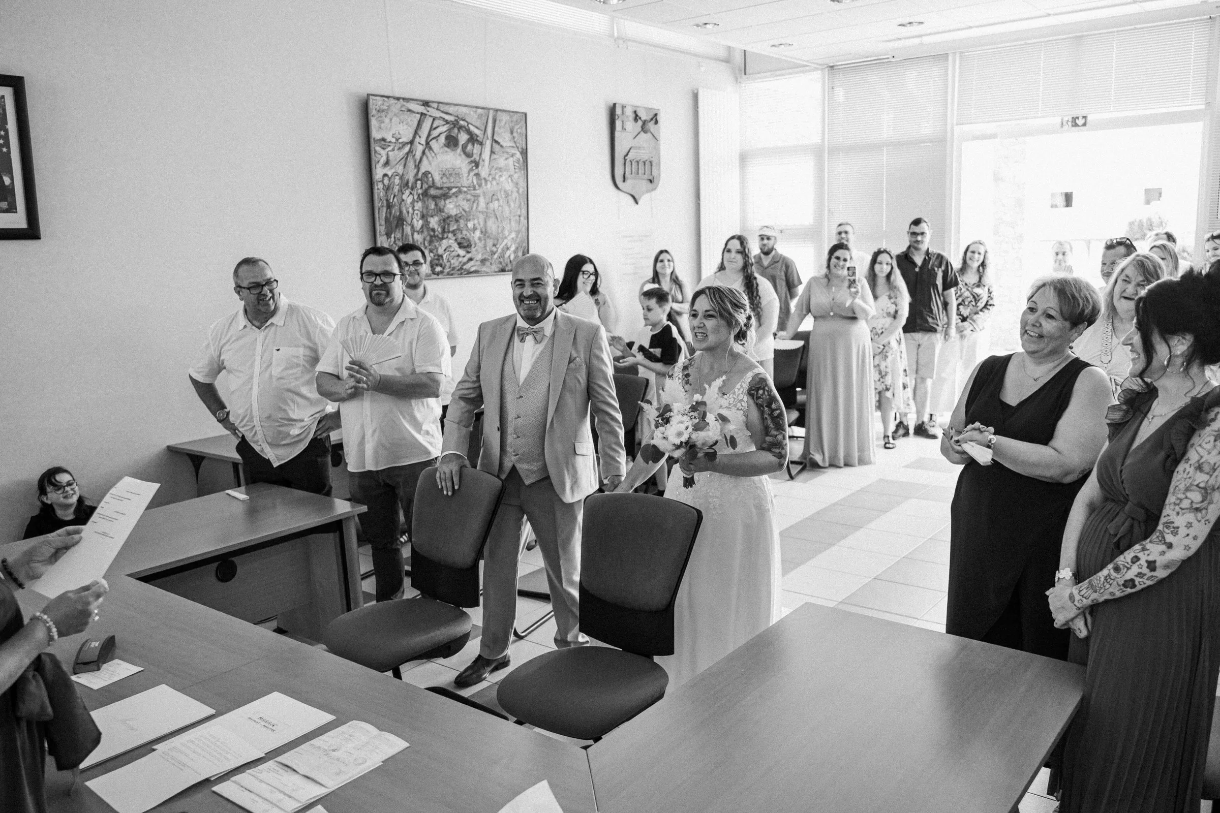 Les mariés et leurs invités dans la salle des mariages, en noir et blanc