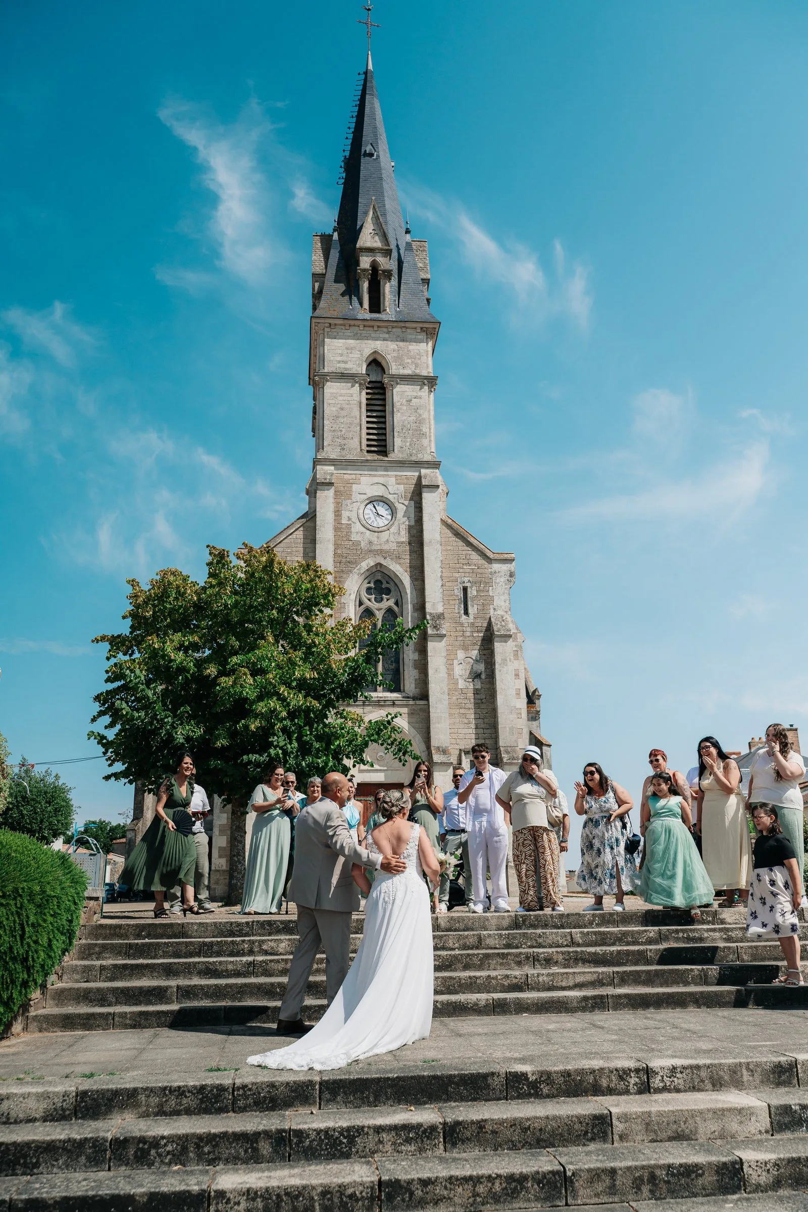 Les mariés au pied du clocher