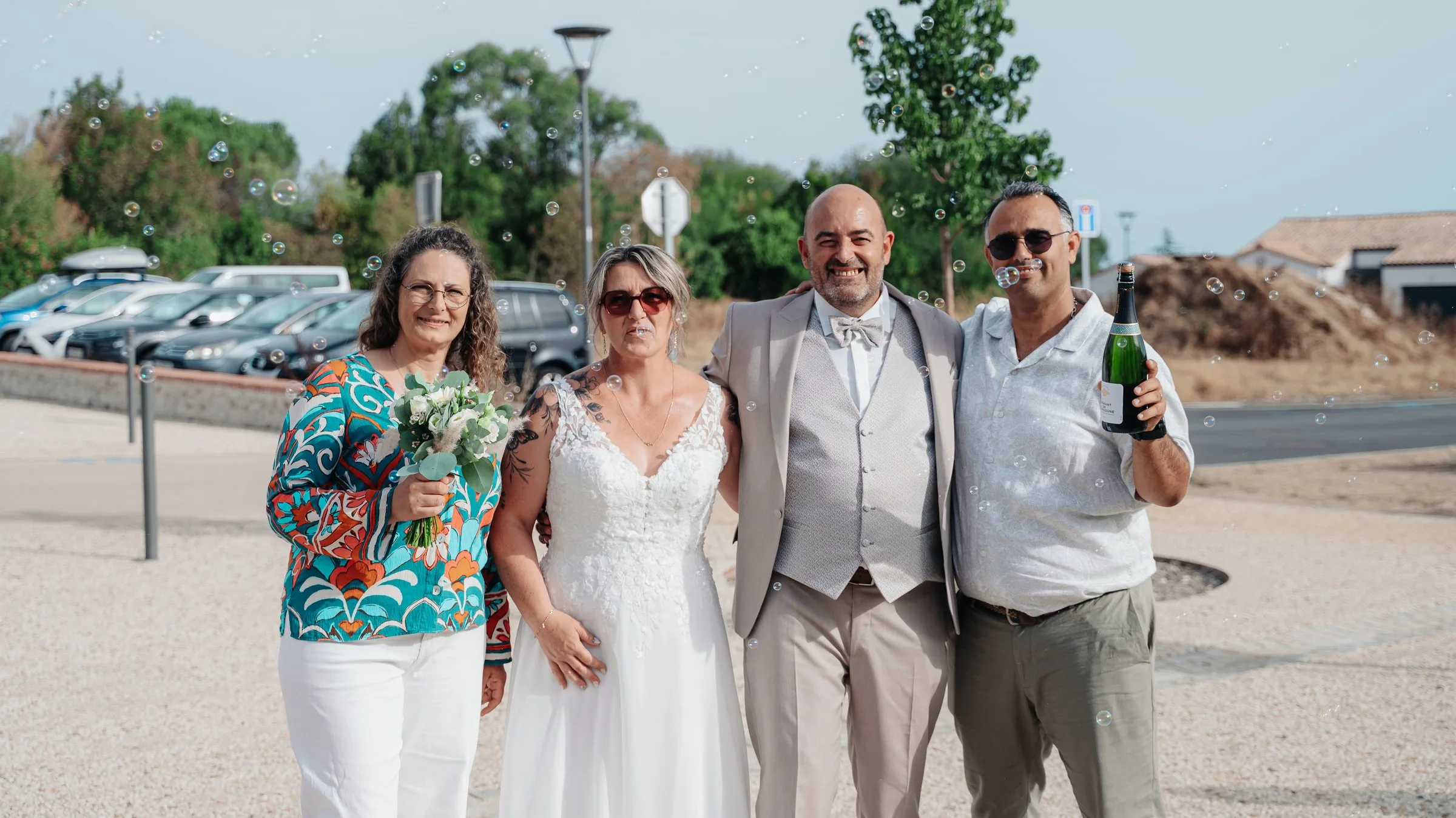 Les mariés posent avec des amis