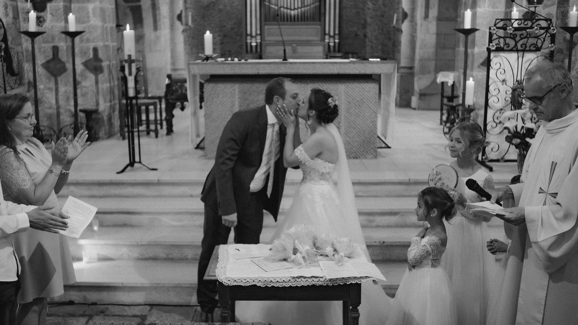 Le baiser des mariés dans l’église, en noir et blanc