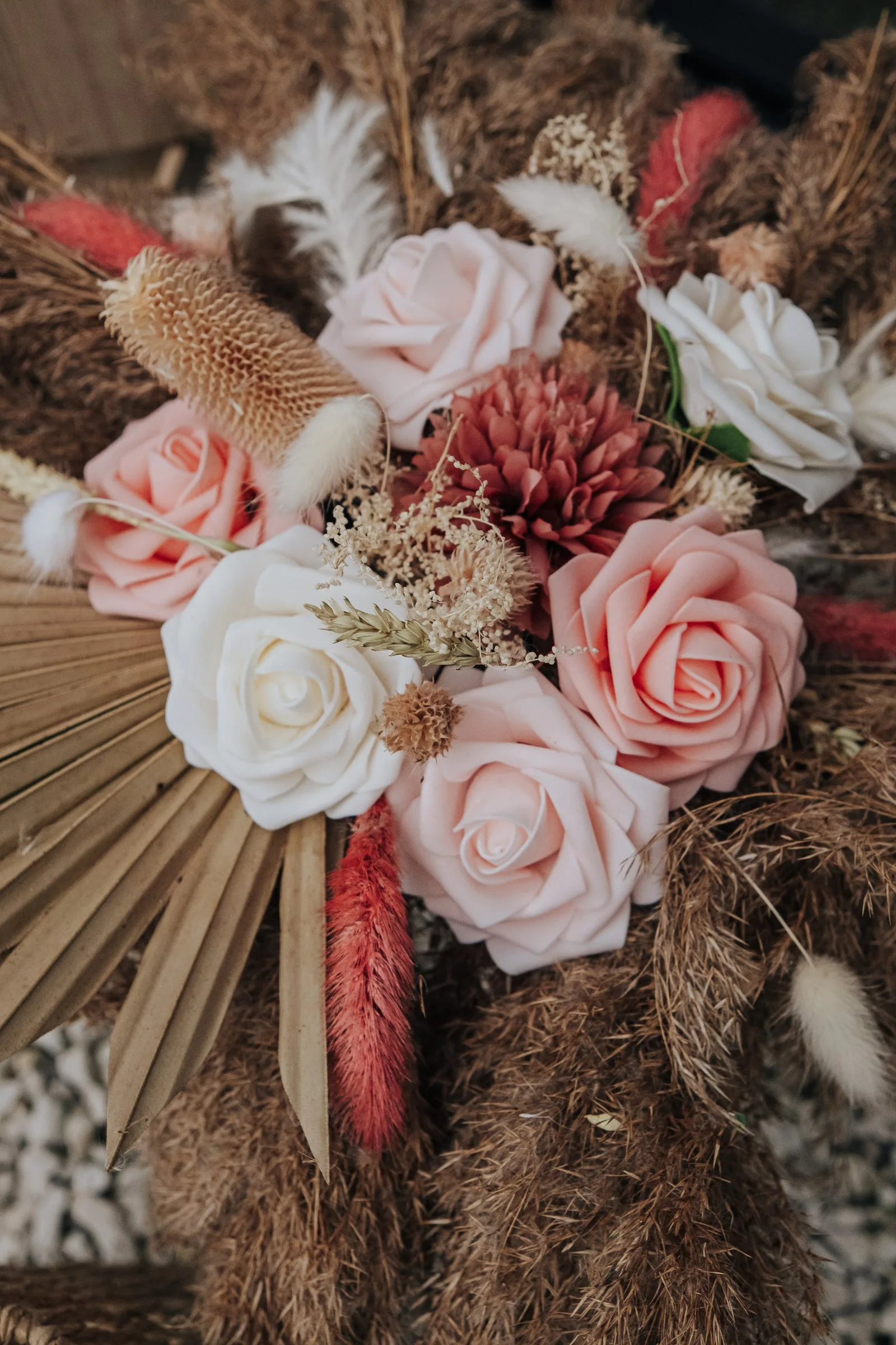 Gros plan sur le bouquet de roses et de pampas