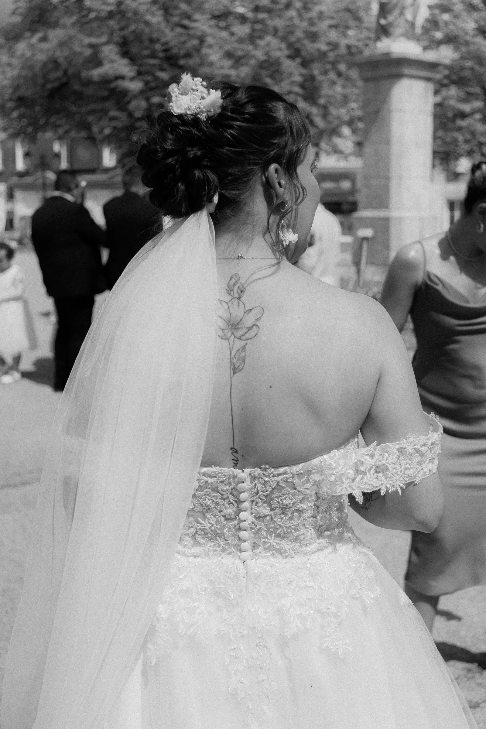 Le dos de la mariée et son voile, en noir et blanc