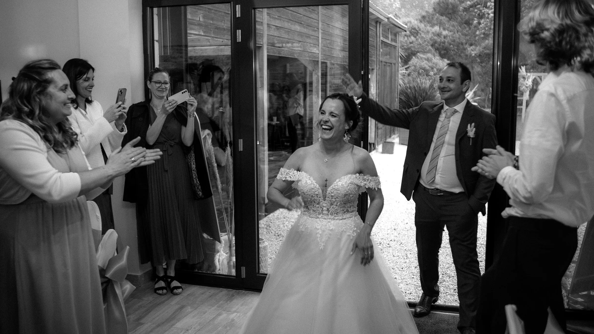 L’entrée de la mariée dans la salle, en noir et blanc