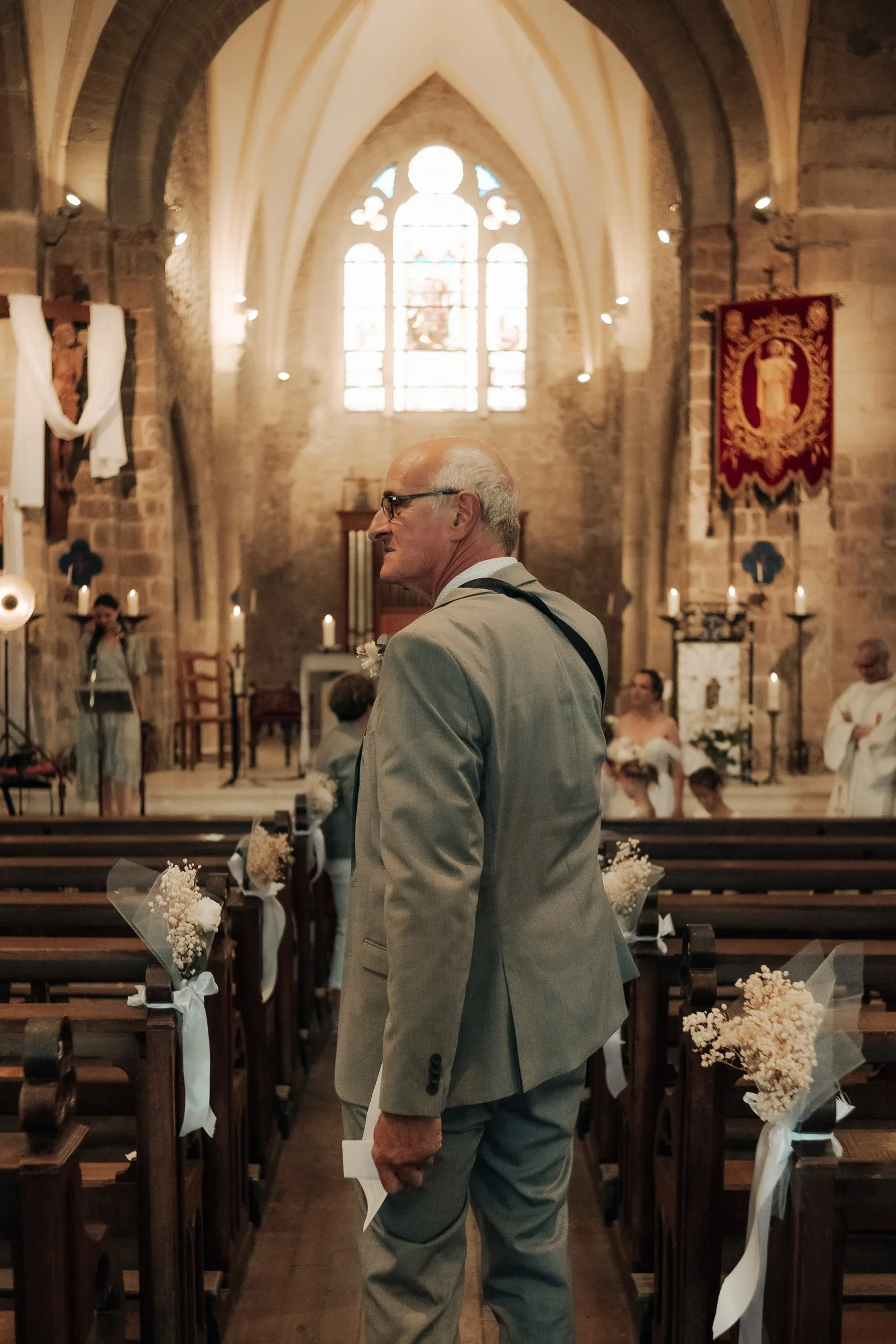 Un invité remonte l’allée de l’église décorée