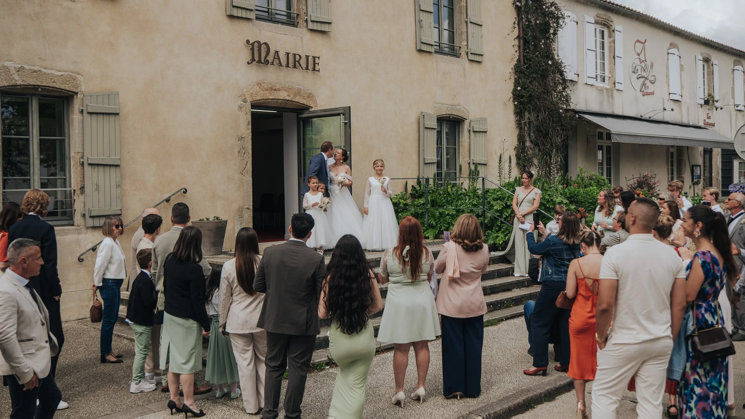 Les invités attendent la sortie des mariés devant la mairie