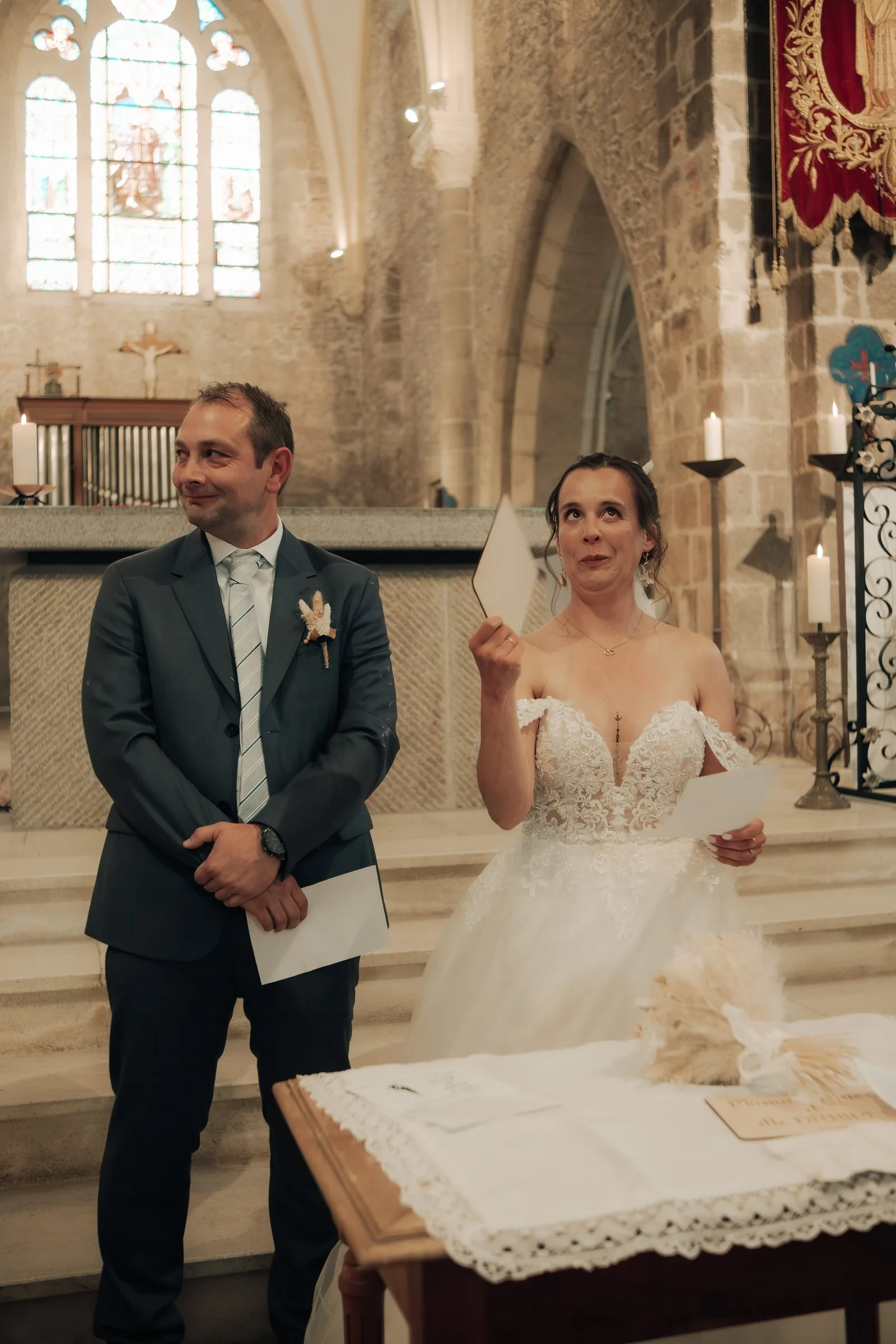 Le marié écoute les vœux de la mariée
