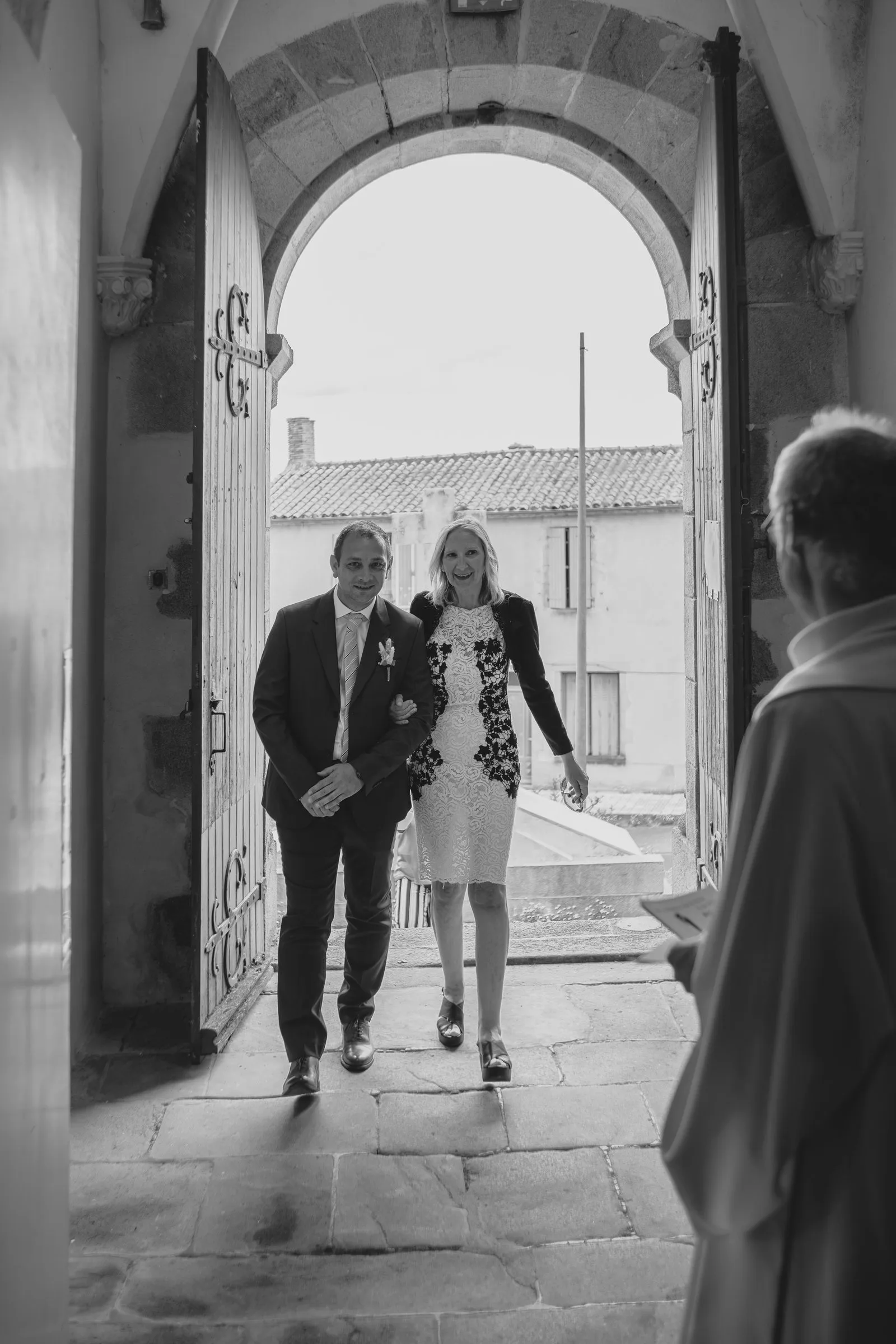 Le marié entre dans l’église, en noir et blanc