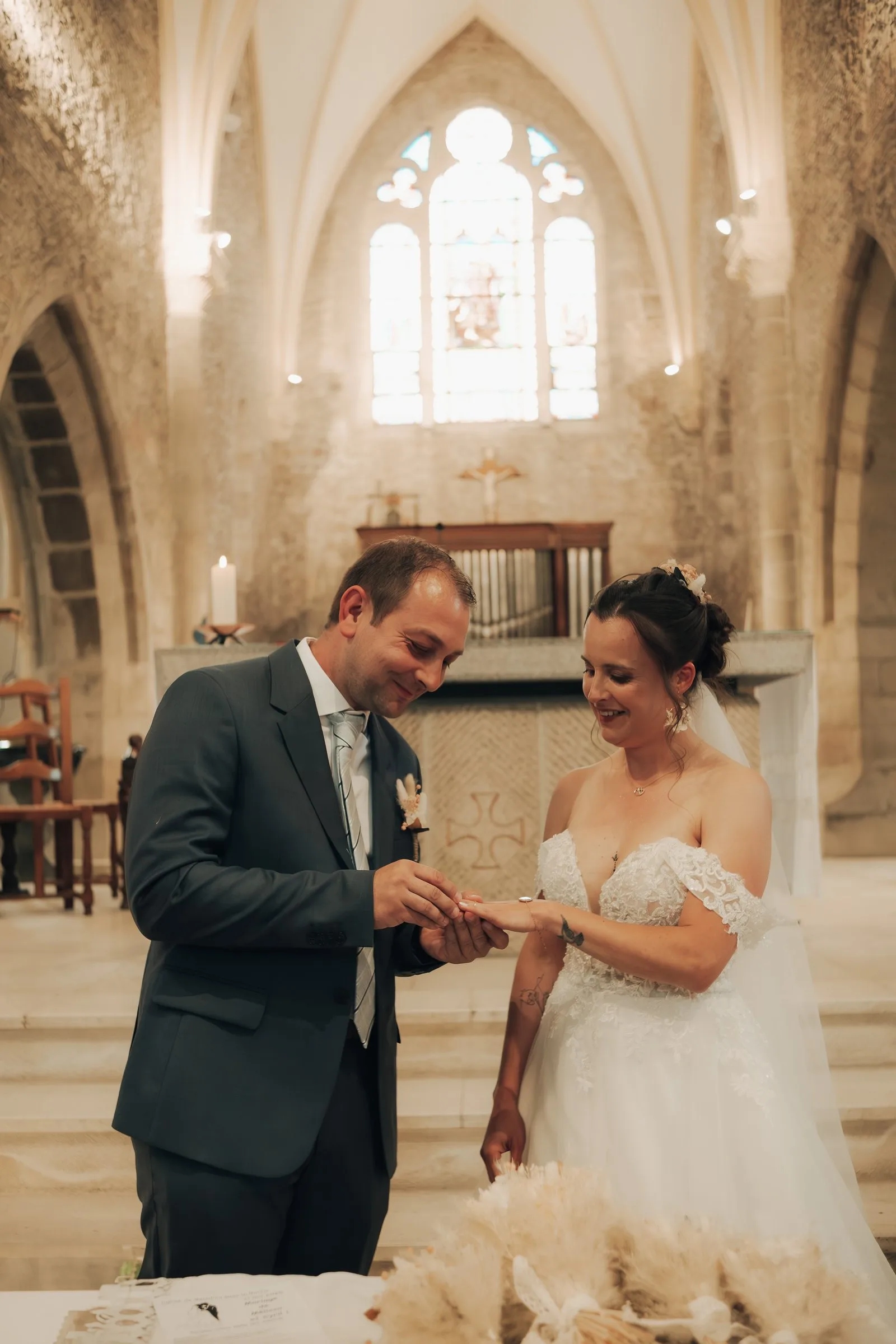 Le marié glisse l’alliance au doigt de la mariée