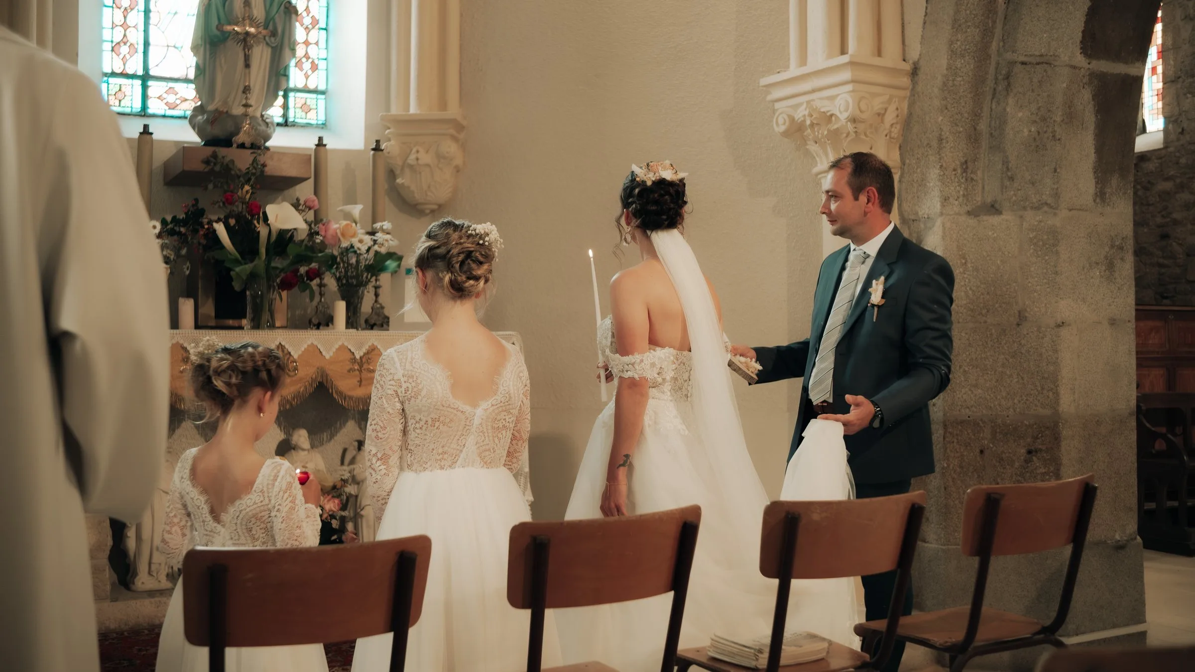 La mariée et les demoiselles d’honneur, vues de dos pendant la cérémonie
