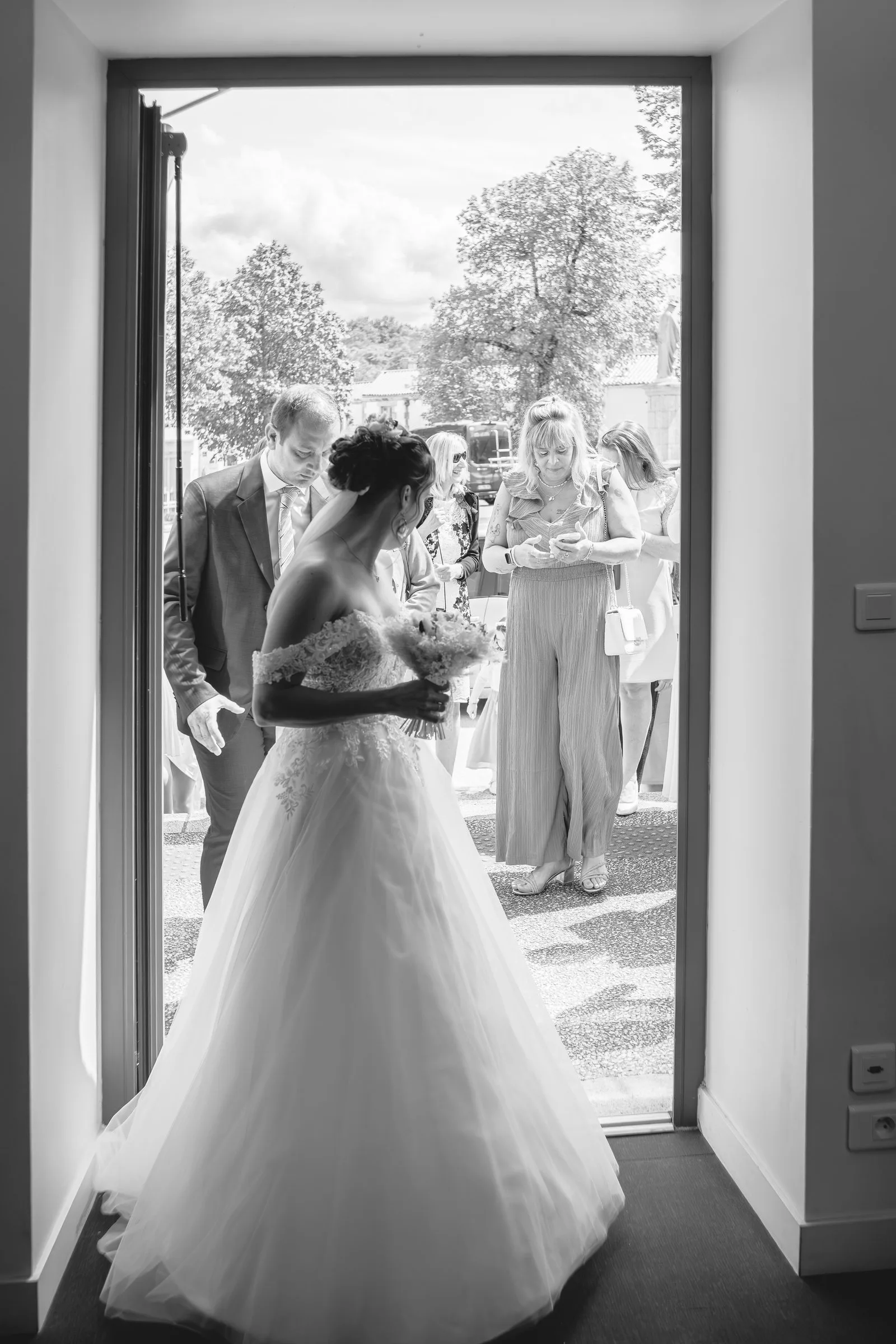 La mariée sur le seuil de la porte, en noir et blanc
