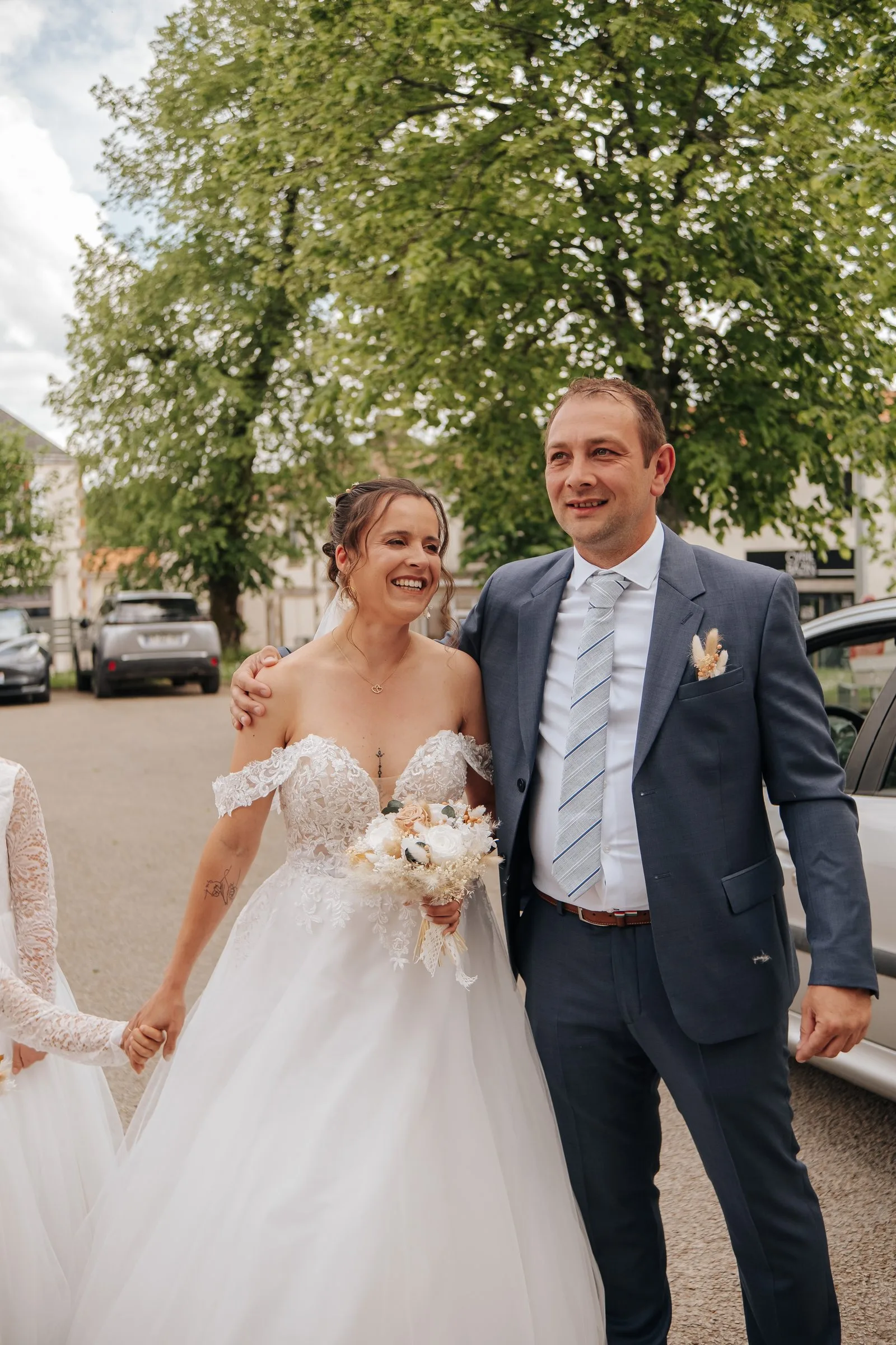 Les mariés posent dans la rue