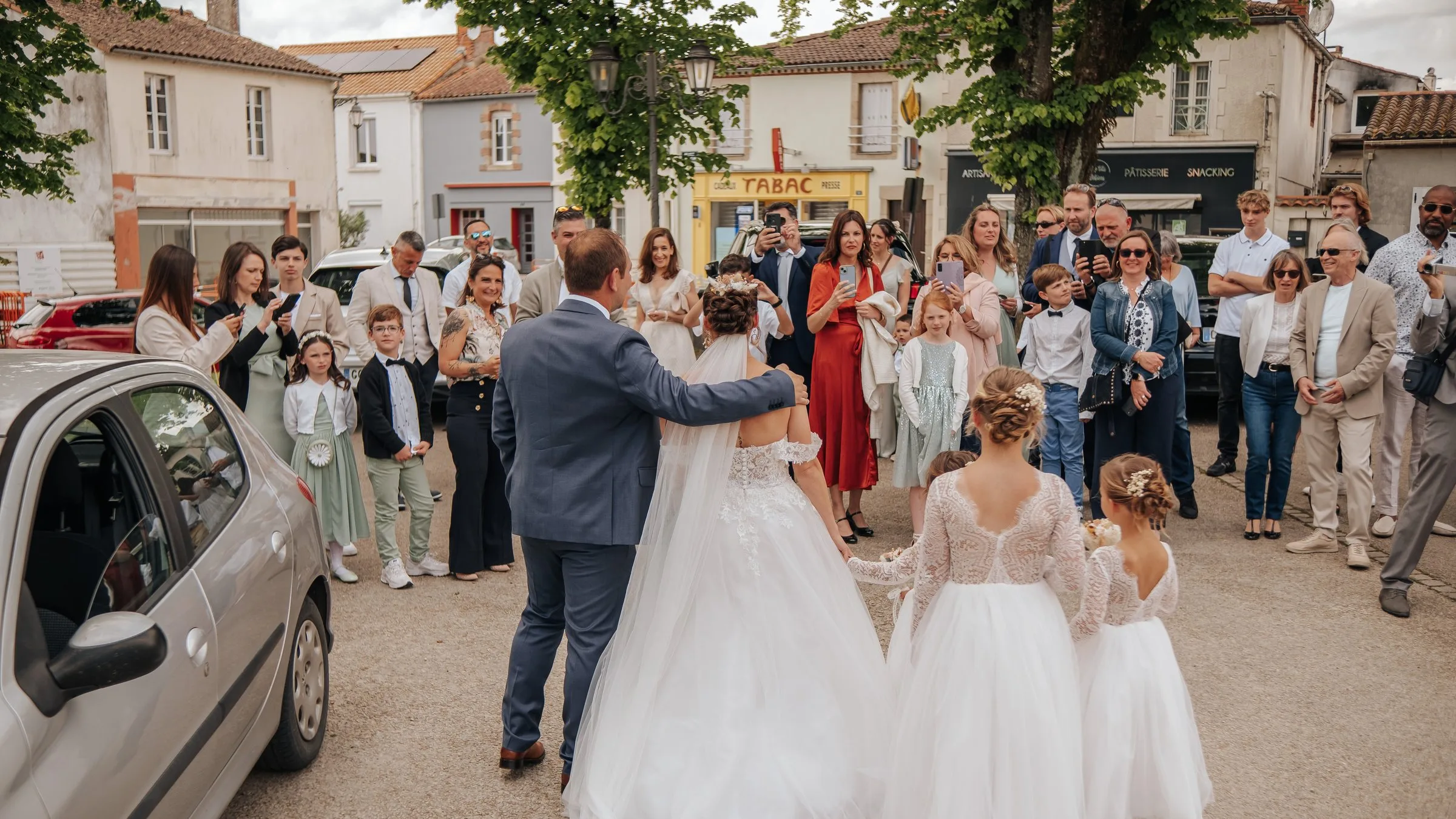 Les mariés rejoignent leurs invités dans la rue