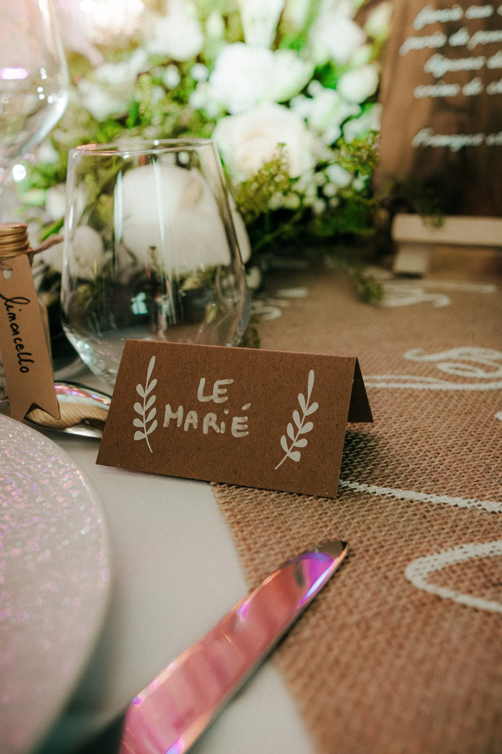Le marque-place du marié sur la table
