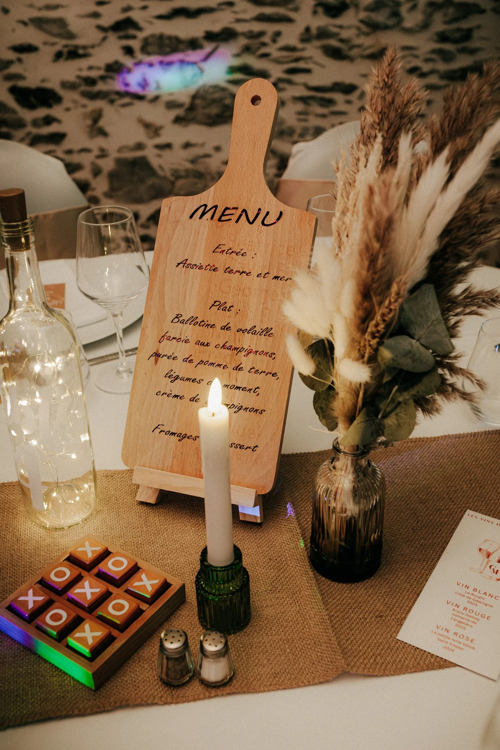 Le menu sur une planche en bois et la décoration de table