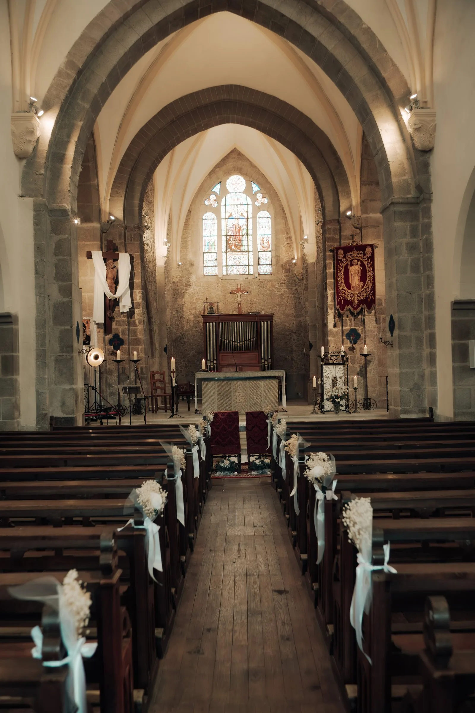 La nef de l’église et ses bancs décorés pour la cérémonie