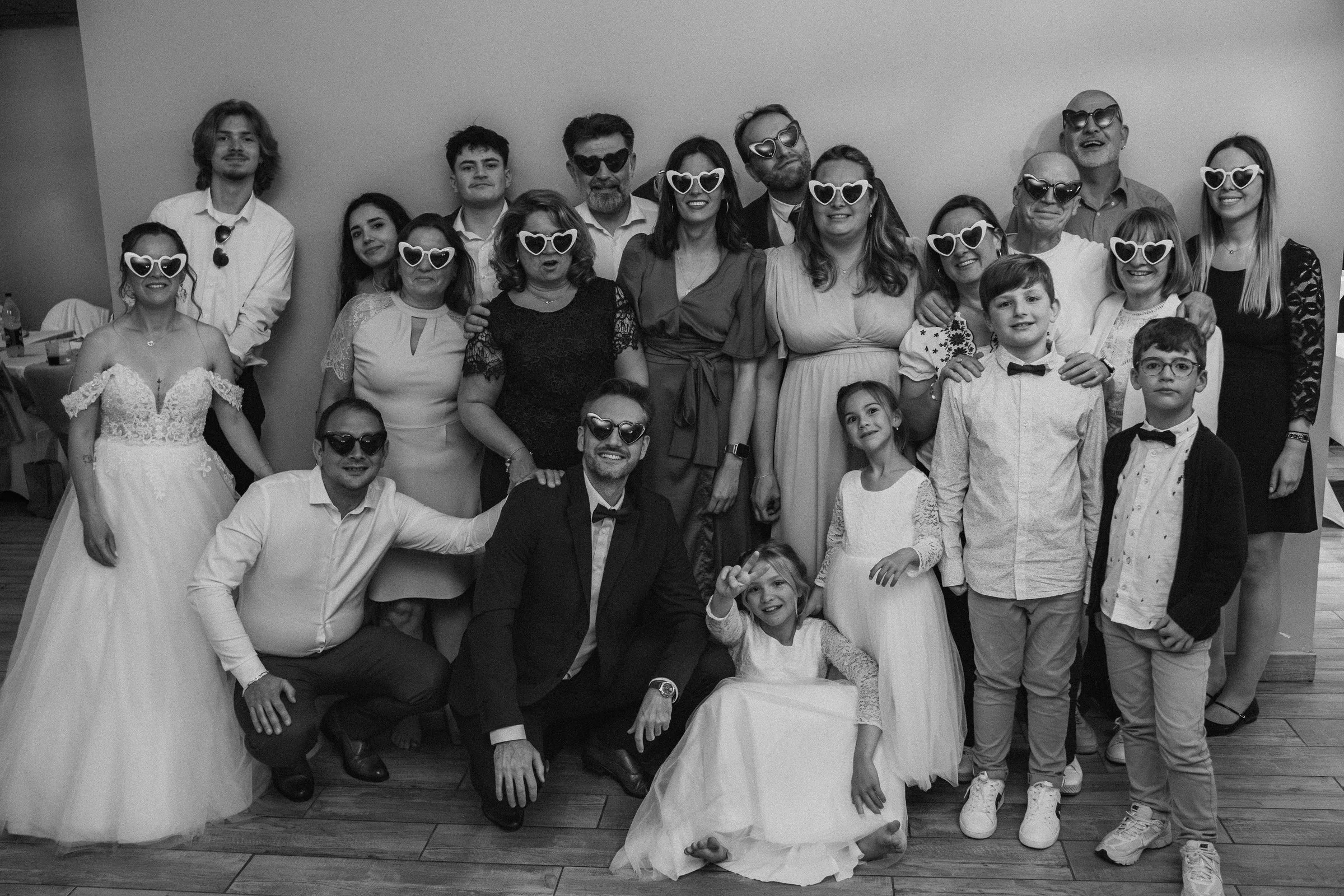 Photo de groupe avec des lunettes de fête, en noir et blanc