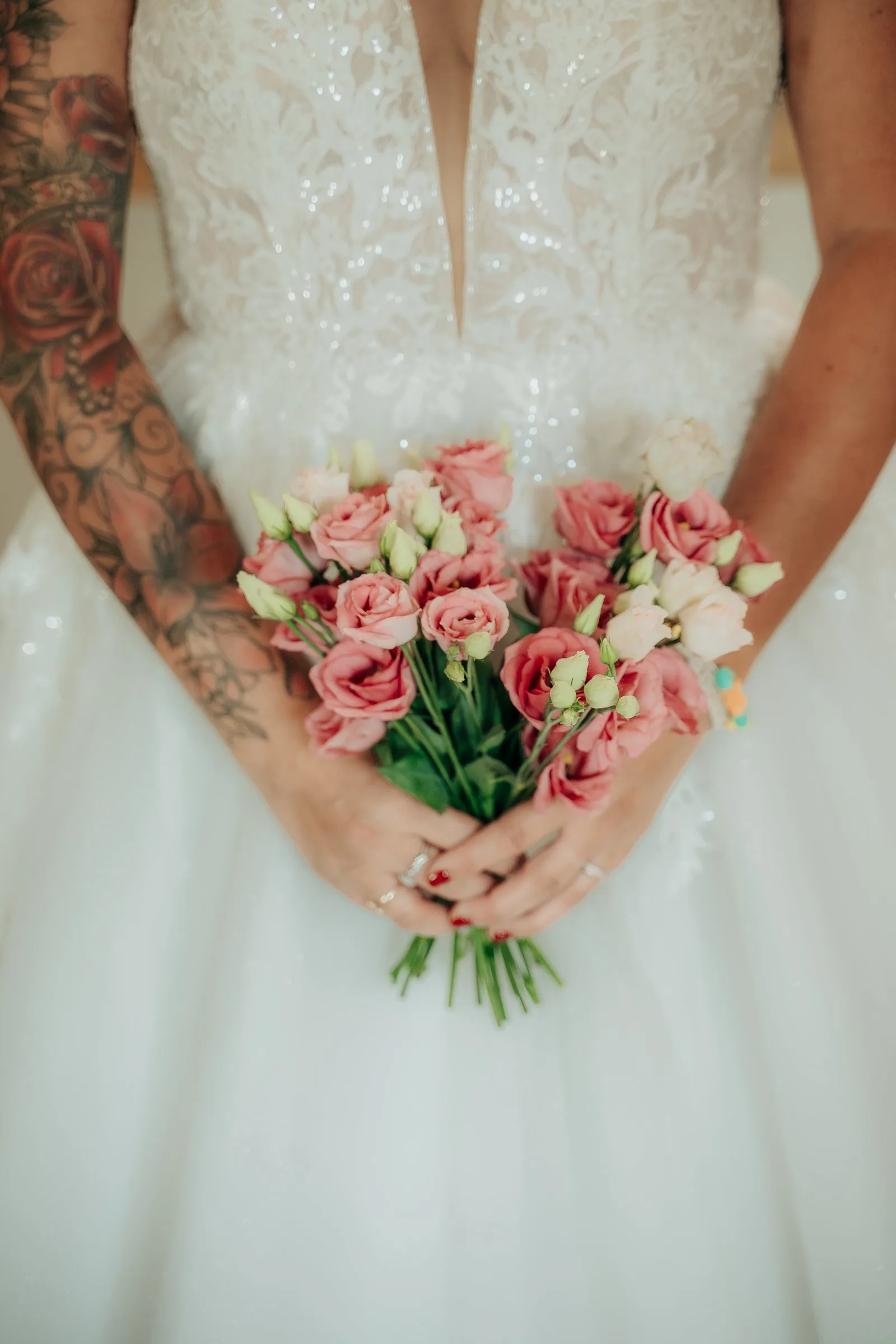Le bouquet de roses dans les mains de la mariée