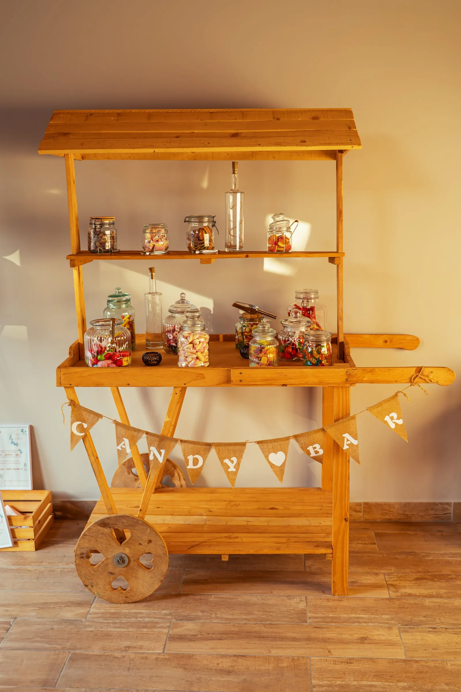 Le candy bar installé dans un chariot en bois