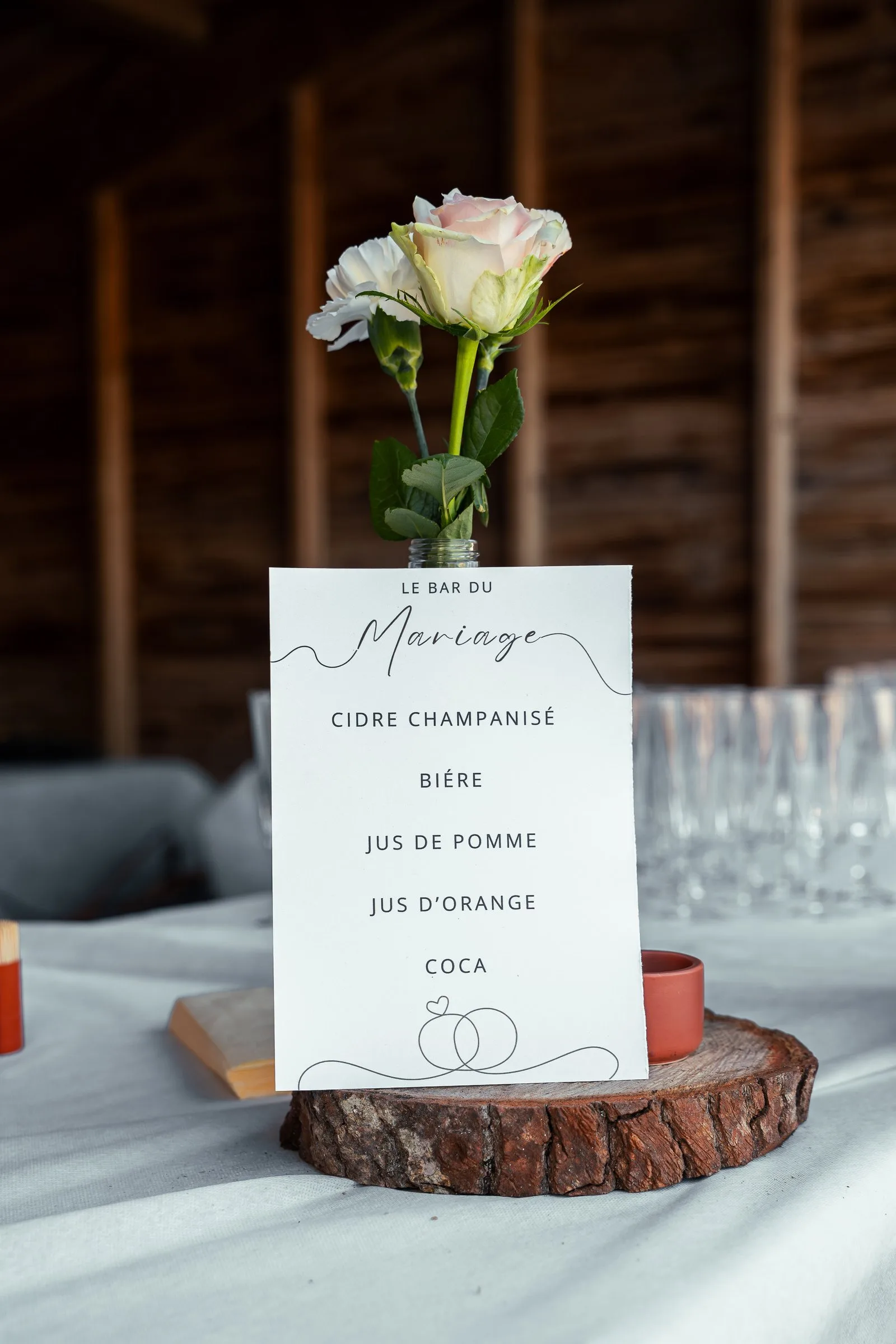 La carte du bar du mariage et sa rose